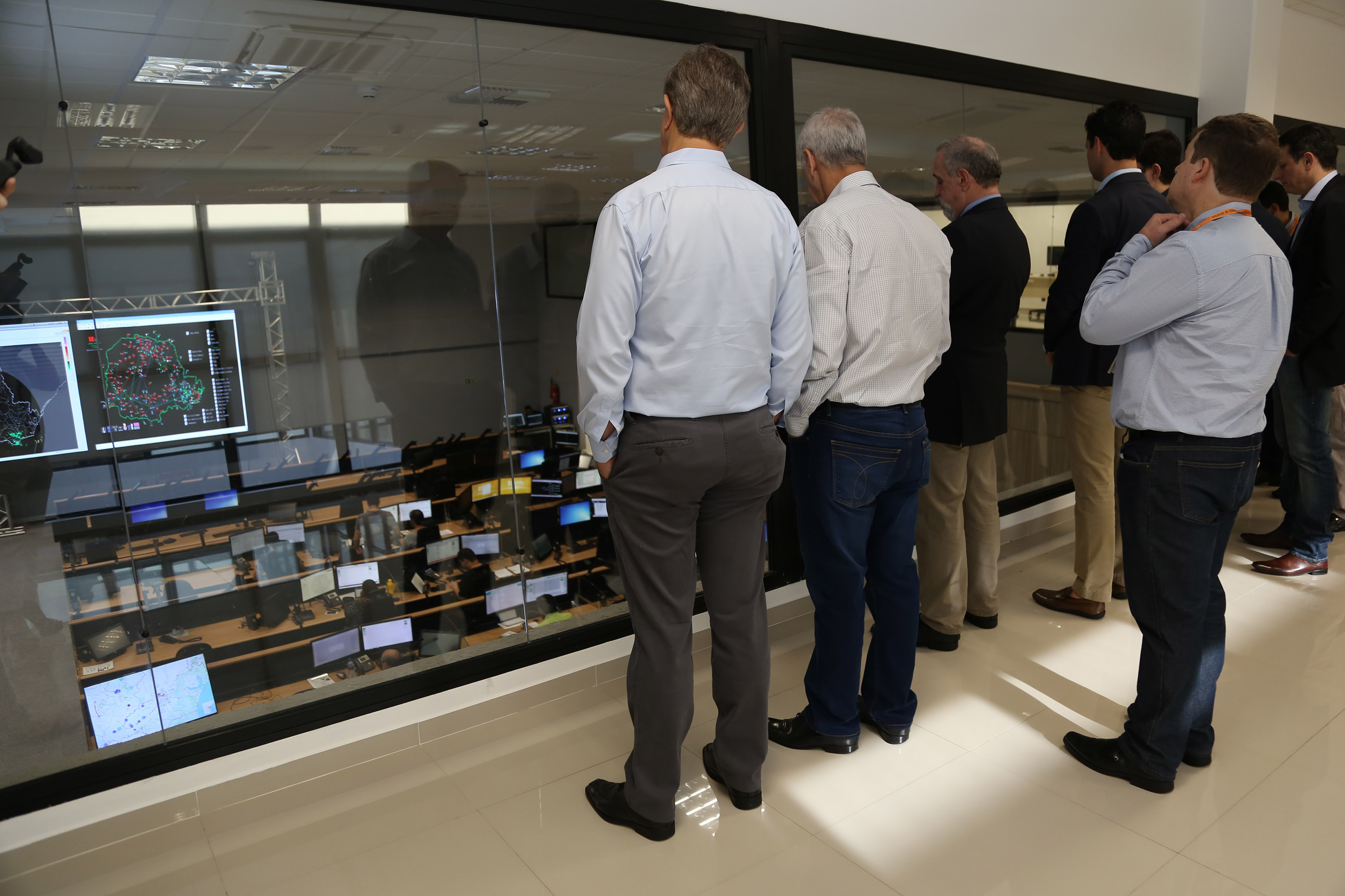 Smart Copel já funciona com novo centro de operações. O presidente da Copel, Daniel Pimentel Slaviero, e o diretor da Copel Distribuição, Antonio Guetter, visitaram nesta sexta-feira (25) a unidade. Eles conversaram com os funcionários e viram como funcionam desde o setor de operações até o atendimento.  -  Curitiba, 25/01/2019  -  Foto: Dani Catisti/Copel