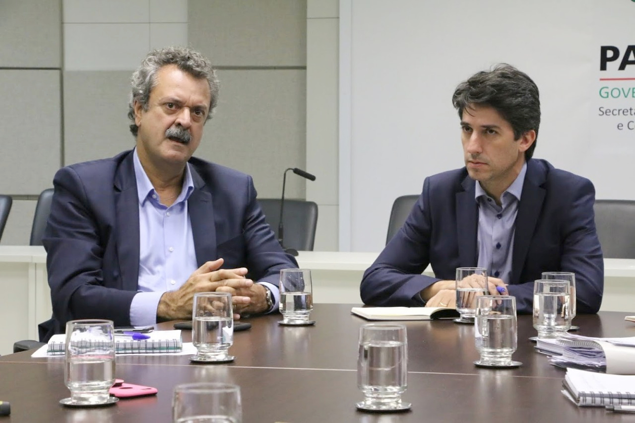 O Governo do Estado trabalha na conclusão do Programa de Modernização dos Processos de Licenciamento, Outorga, Fiscalização e Monitoramento Ambiental, que tem recursos do Banco Mundial. Nesta sexta-feira (25) o secretário Planejamento e Projetos Estruturantes, Valdemar Bernardo Jorge, se reuniu com o secretário interino de Desenvolvimento Ambiental e Turismo, Everton Souza, para discutir o cronograma de implantação do novo programa. Foto: Divulgação/ANPr