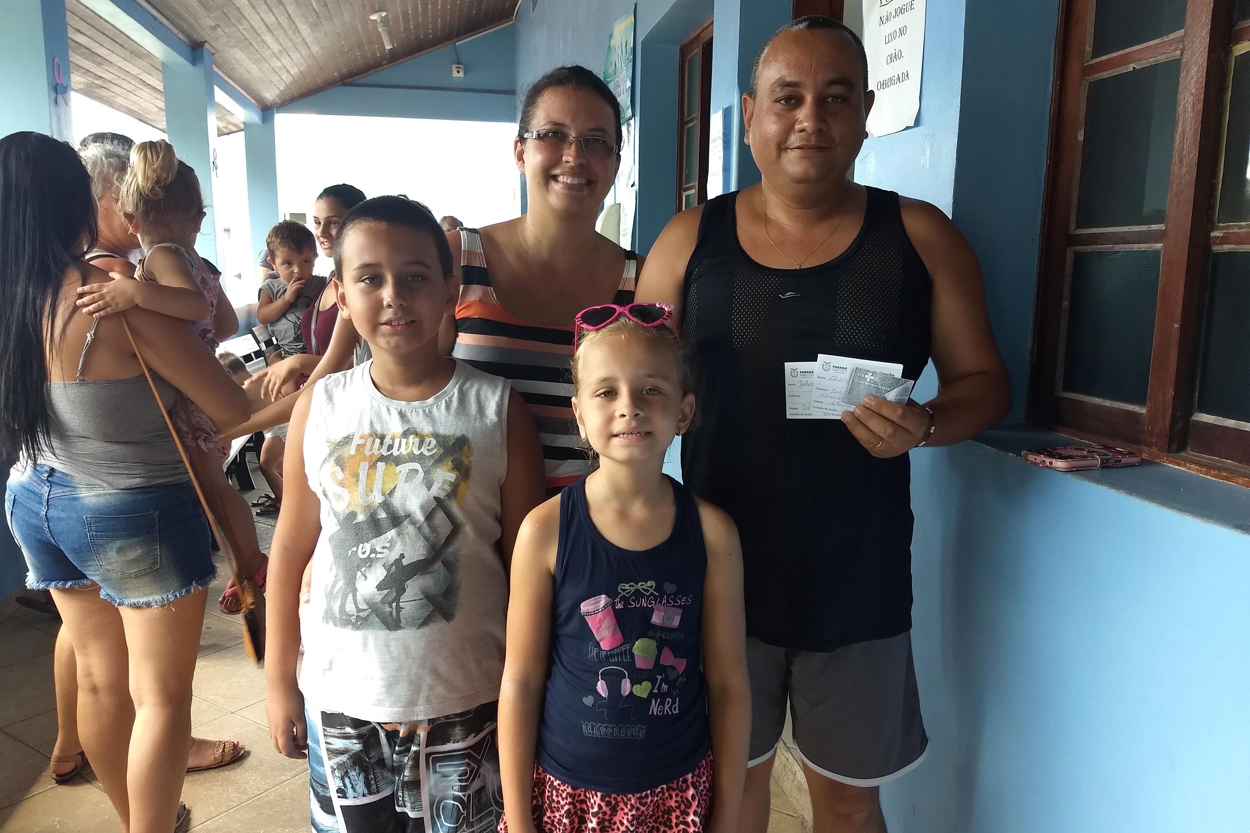 A notícia da circulação do vírus da febre amarela levou muita gente aos postos de saúde, como a família de Cleverson de Freitas Ramos. As crianças – José Ricardo, de 9 anos, e Ana Carolina, de 8 – estavam com a carteirinha em dia. Assim foi a vez dos pais serem imunizados. FOTO:SESA