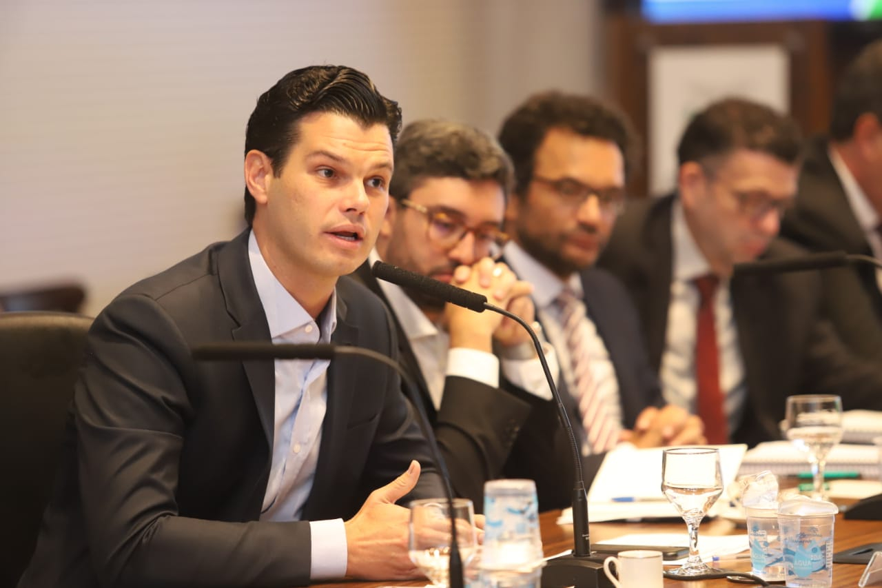A Copel vai adotar uma série de medidas para reduzir custos. As primeiras iniciativas, que vão gerar economia de R$ 10 milhões por ano, foram anunciadas pelo governador Carlos Massa Ratinho Junior e pelo presidente da companhia, Daniel Pimentel Slaviero, nesta terça-feira (29), durante a reunião da equipe do governo, no Palácio Iguaçu.Foto: Rodrigo Felix Leal/ANPr