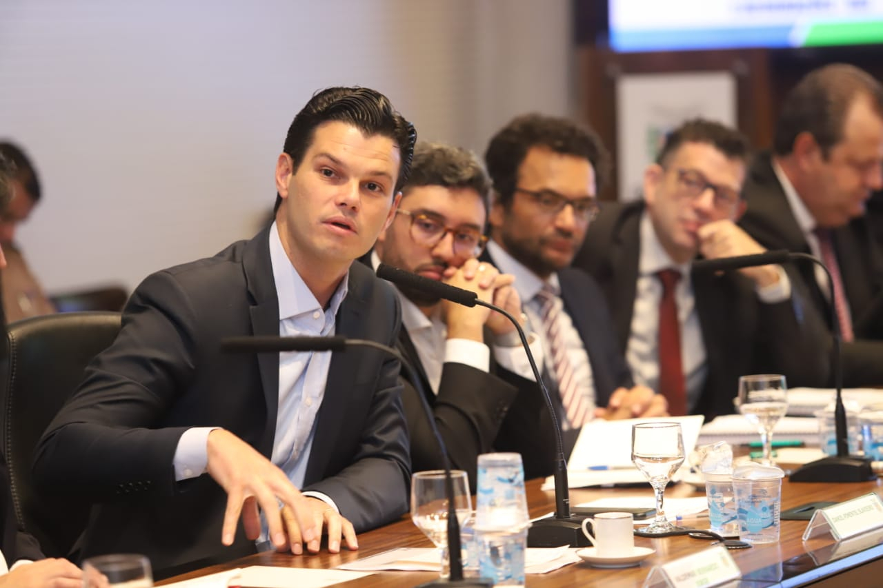 A Copel vai adotar uma série de medidas para reduzir custos. As primeiras iniciativas, que vão gerar economia de R$ 10 milhões por ano, foram anunciadas pelo governador Carlos Massa Ratinho Junior e pelo presidente da companhia, Daniel Pimentel Slaviero, nesta terça-feira (29), durante a reunião da equipe do governo, no Palácio Iguaçu.Foto: Rodrigo Felix Leal/ANPr