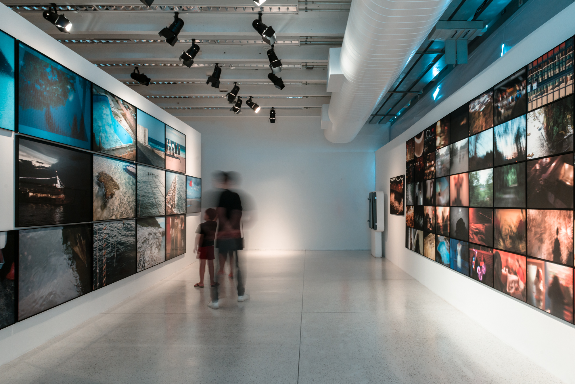 O público infantojuvenil, a partir de 11 anos, é o alvo da oficina interativa “Amarelinha Reflexiva: um tour interativo pela Bienal”, que acontecerá nesta quarta-feira (30/1) no Museu Oscar Niemeyer – MON. - Curitiba, 29/01/2019 - Foto: Marcello Kawase