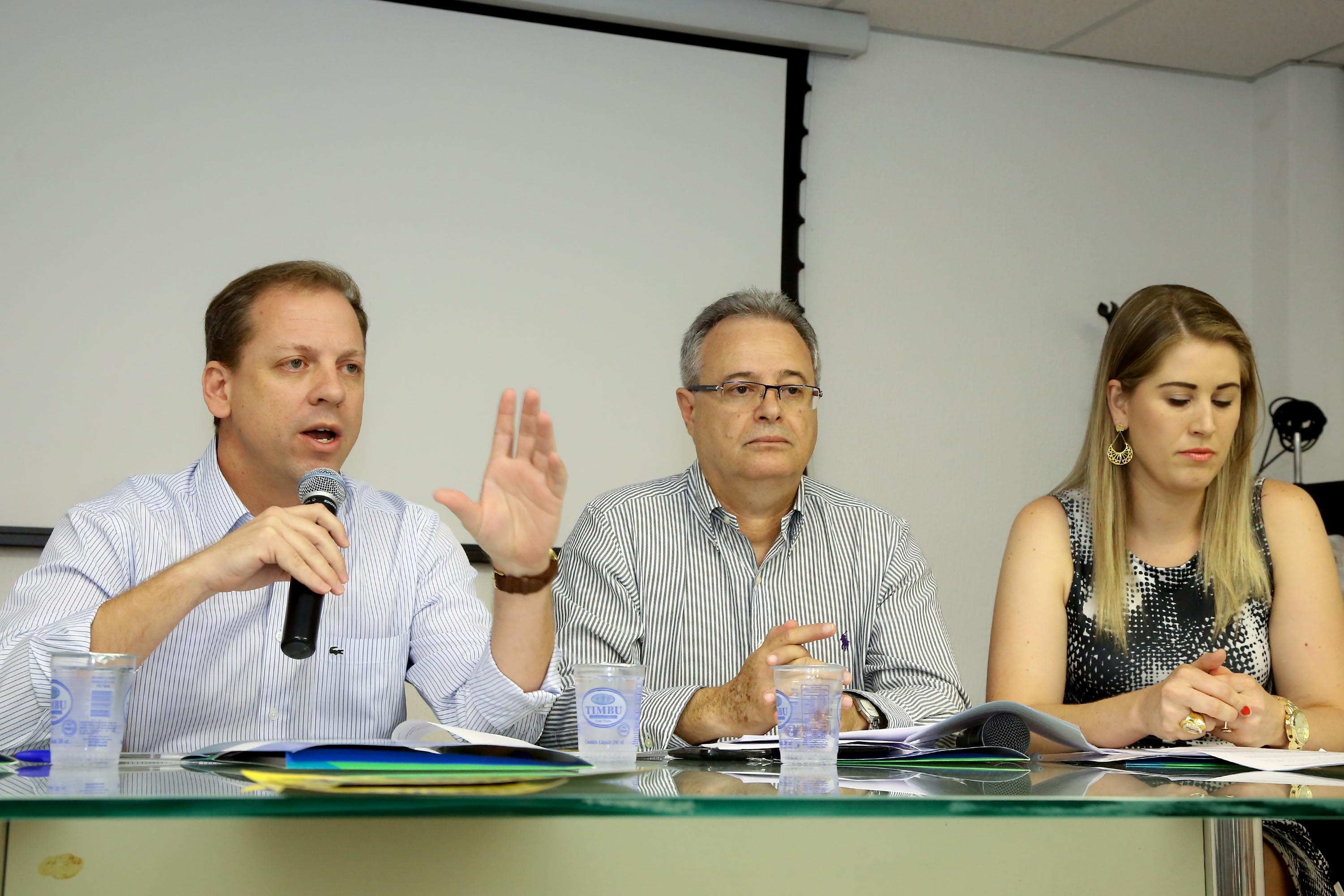 Coletiva de imprensa sobre o enfrentamento da febre amarela no Paraná. Na foto, e/d: Nestor Werner, diretor geral da Secretaria estadual da Saúde; João Crivelaro, da Superintendência em Vigilância à Saúde e Monique Costa, da Superintendência de Atenção à Saúde. - Curitiba, 30/01/2019 - Foto: Jaelson Lucas/anpr