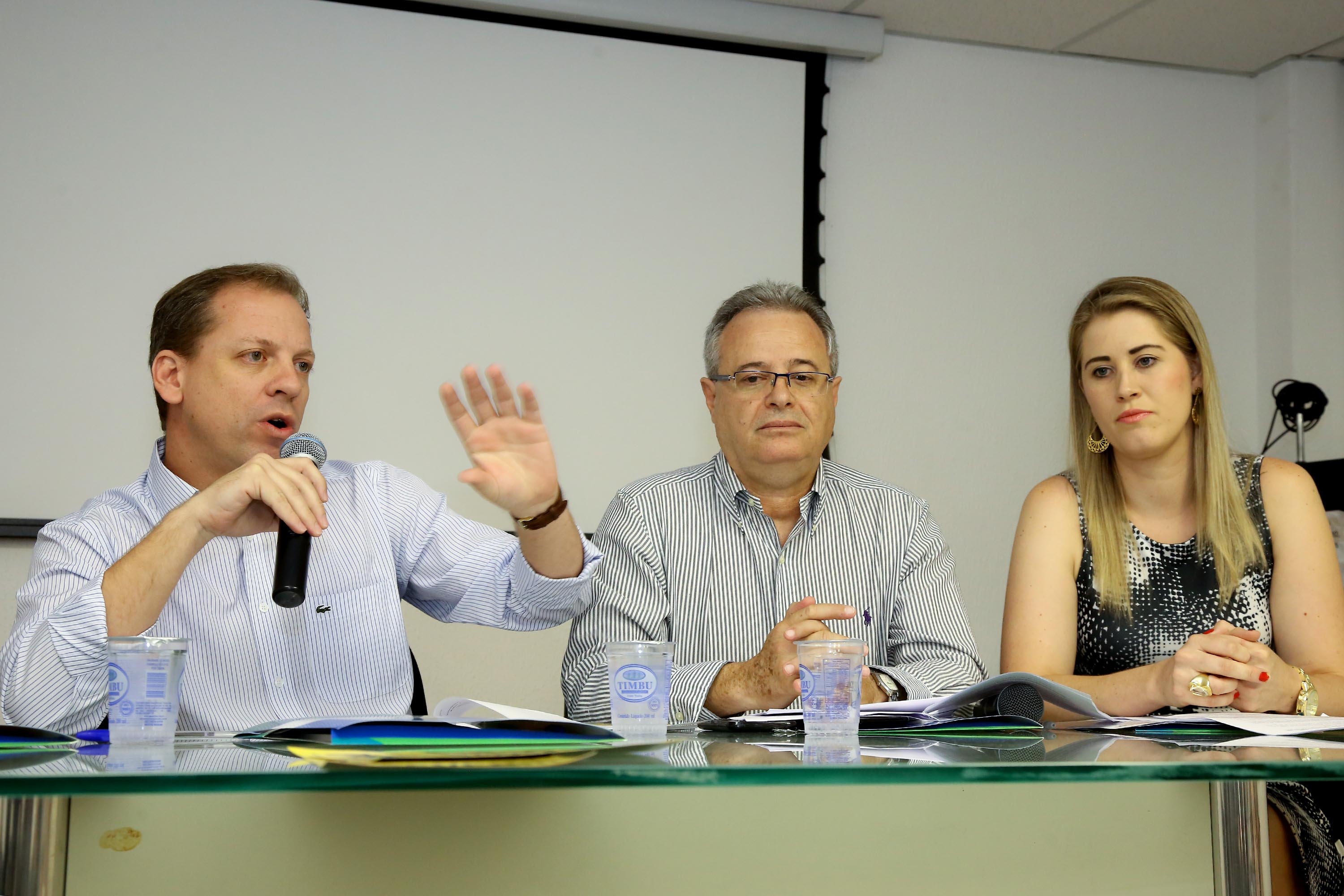 Coletiva de imprensa sobre o enfrentamento da febre amarela no Paraná. Na foto, e/d: Nestor Werner, diretor geral da Secretaria estadual da Saúde; João Crivelaro, da Superintendência em Vigilância à Saúde e Monique Costa, da Superintendência de Atenção à Saúde. - Curitiba, 30/01/2019 - Foto: Jaelson Lucas/anpr