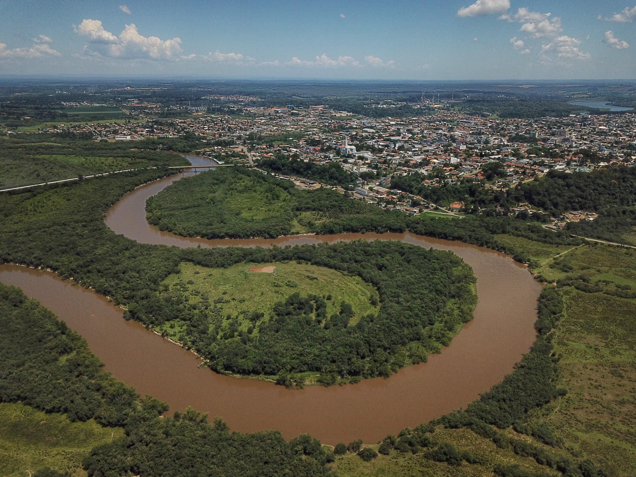A implantação da navegação a vapor no Rio Iguaçu, em 1882, para o escoamento de erva e de madeira e a chegada de imigrantes poloneses, que também passaram a cultivar o produto que já era consumido pelos indígenas da região, são outros fatores históricos ligados à produção local da erva-mate. Foto: José Fernando Ogura/ANPr