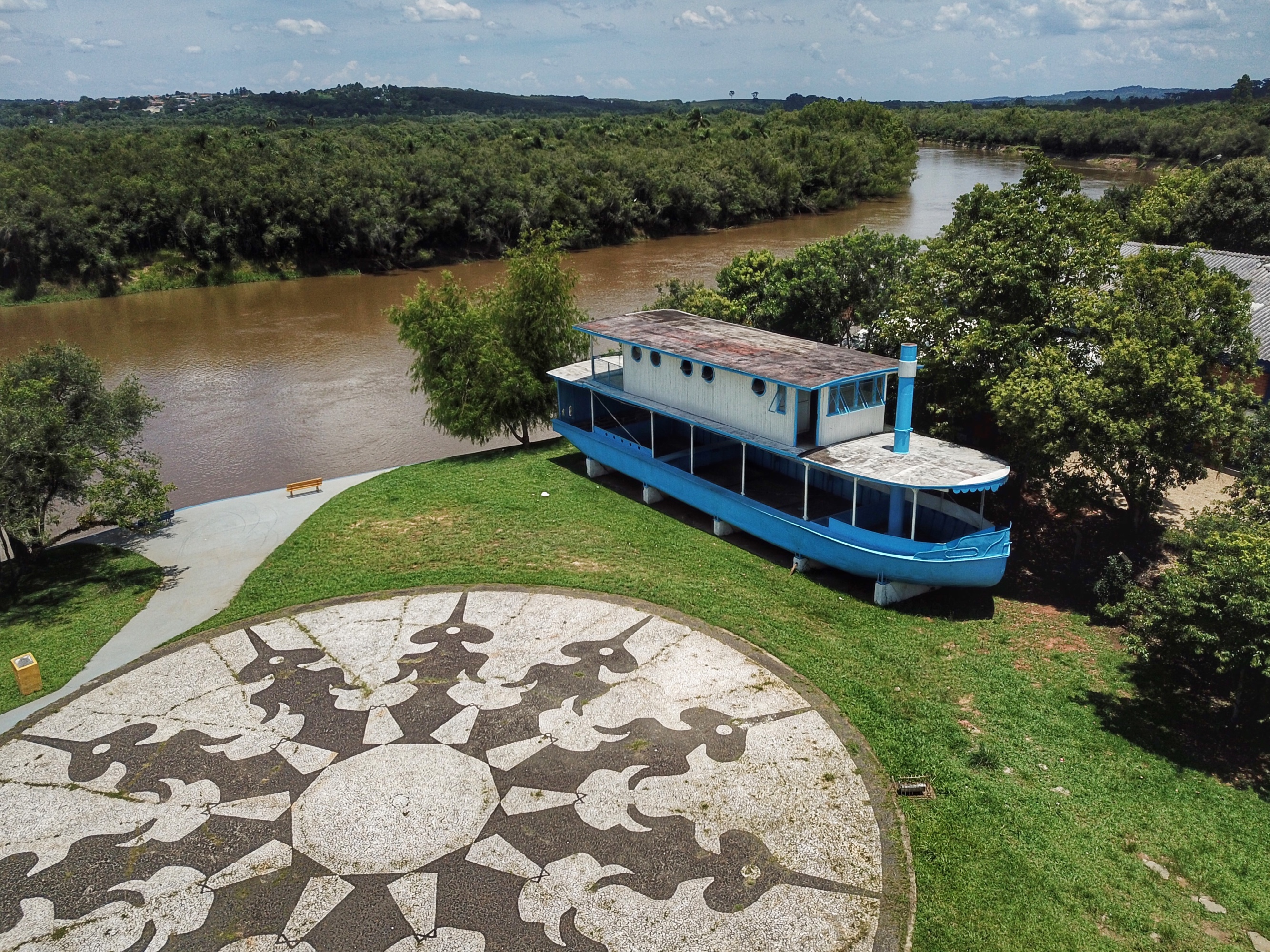A implantação da navegação a vapor no Rio Iguaçu, em 1882, para o escoamento de erva e de madeira e a chegada de imigrantes poloneses, que também passaram a cultivar o produto que já era consumido pelos indígenas da região, são outros fatores históricos ligados à produção local da erva-mate. Foto: José Fernando Ogura/ANPr
