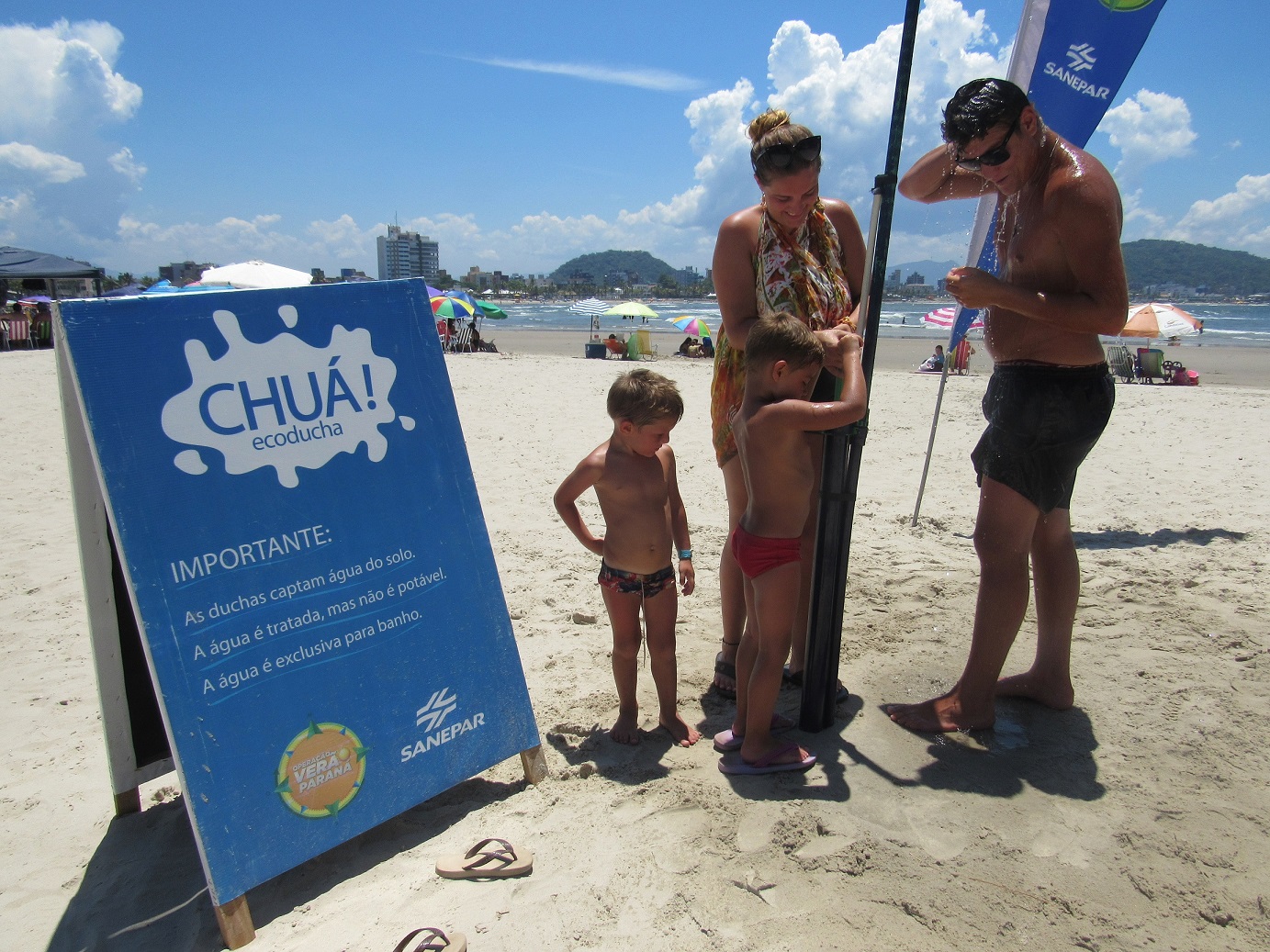 Entrou em funcionamento mais um ponto com as duchas ecológicas no Litoral do Paraná. A Sanepar instalou os equipamentos no balneário Morro do Cristo, em Guaratuba, para também oferecer conforto aos veranistas daquele local. -  Foto: Sanepar