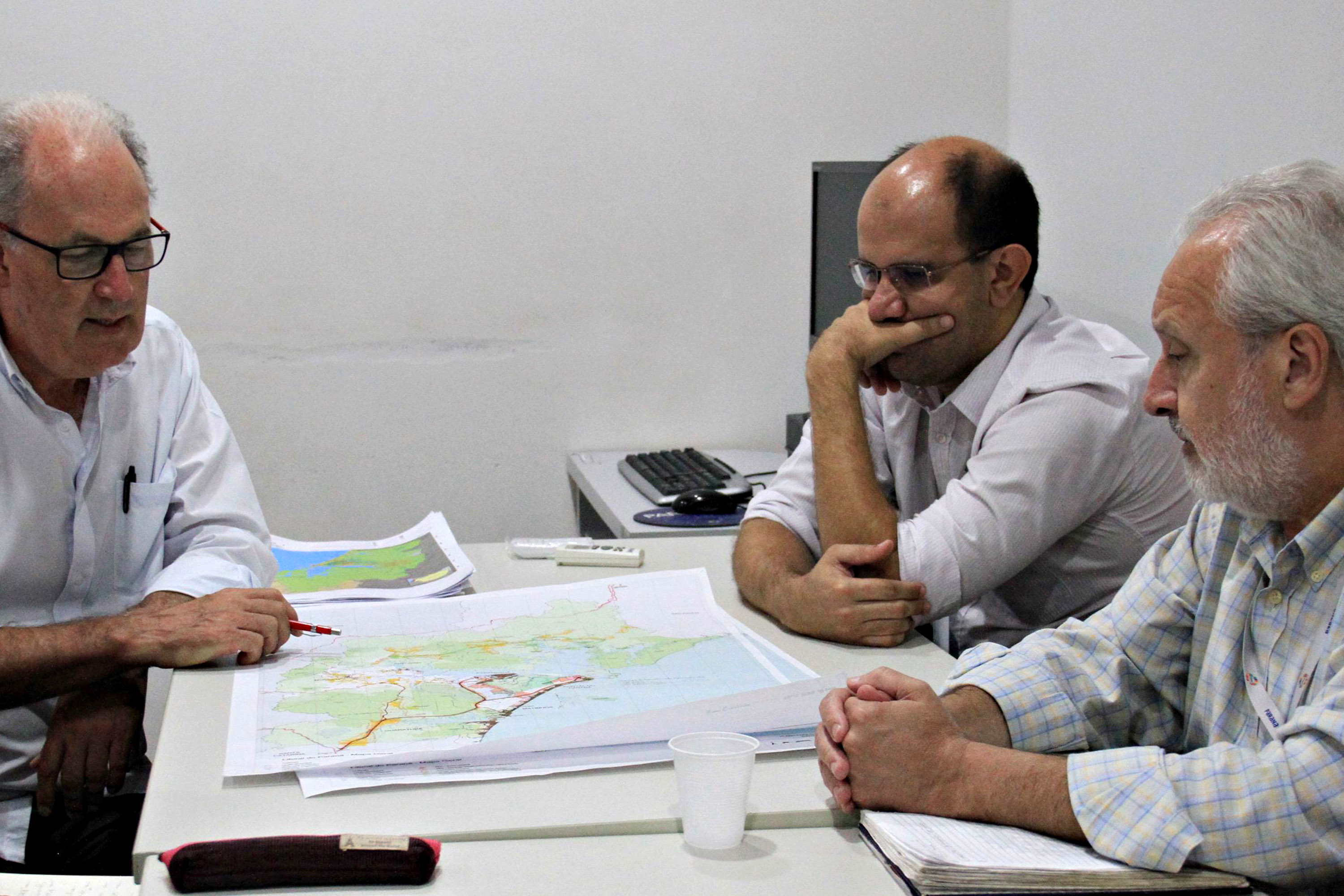 Integrantes do grupo de trabalho que atua na elaboração do Plano para o Desenvolvimento Sustentável do Litoral do Paraná se reuniram nesta semana, em Curitiba, para discutir as propostas do macrozoneamento da região. - Curitiba, 01 02 2019 - Foto: Divulgação SEDU