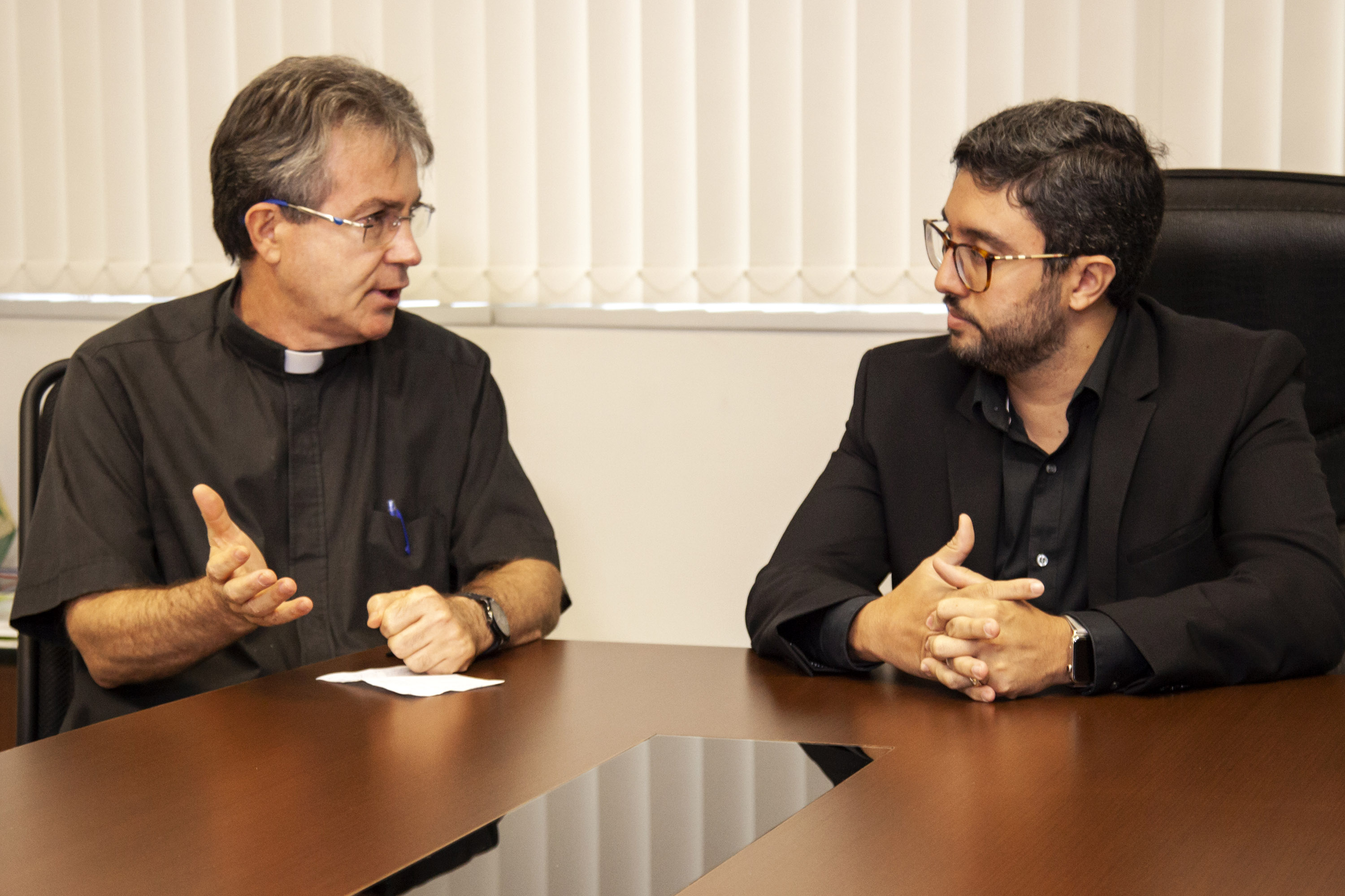 O Governo do Paraná vai coordenar uma ação conjunta para revitalizar a região do Santuário Estadual de Nossa Senhora do Rocio, em Paranaguá. O presidente dos portos do Paraná, Luiz Fernando Garcia, e o reitor do Santuário, padre Joaquim Parron, discutiram as necessidades da comunidade e as possíveis intervenções.Paranaguá, 01/02/2019 - Foto: Claudio Neves/Appa