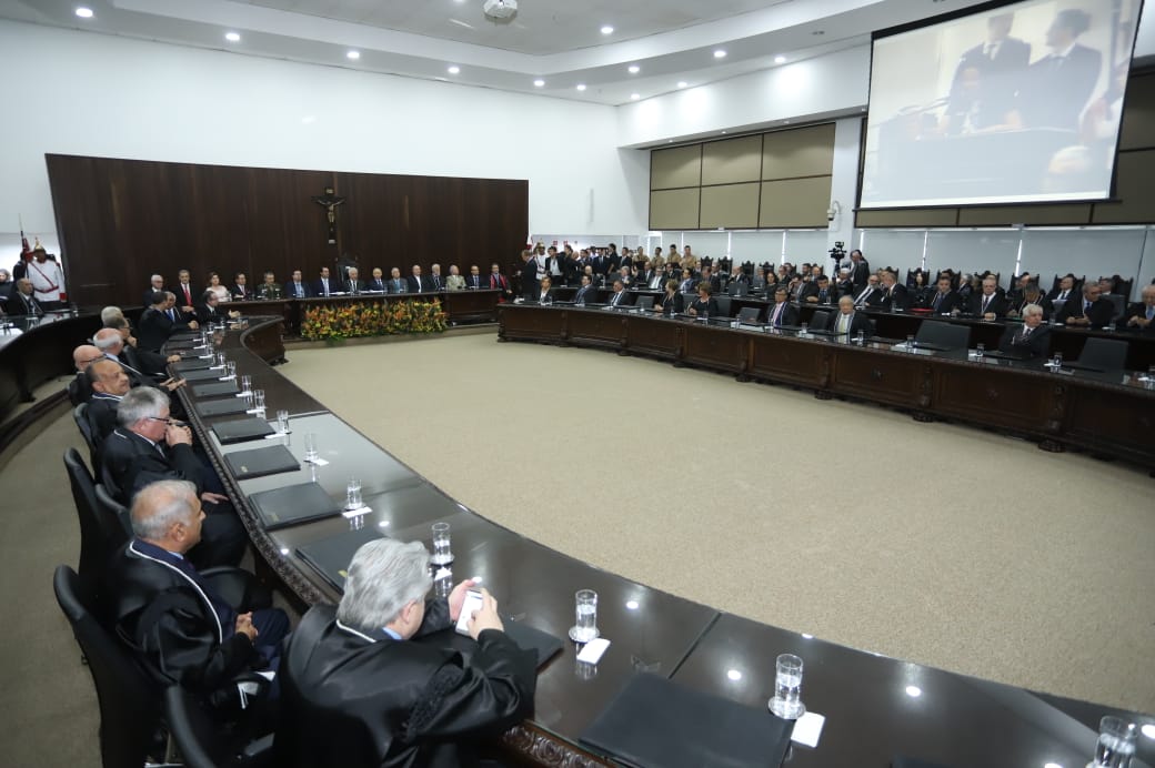 O governador Carlos Massa Ratinho Junior participou nesta sexta-feira (01) da posse da cúpula diretiva do Tribunal de Justiça do Paraná. O desembargador Adalberto Xisto Pereira assume a presidência do órgão para o biênio 2019-2020, no lugar do desembargador Renato Braga Bettega. - Curitiba, 01/02/2019 - Foto: Rodrigo Félix Leal/ANPr.