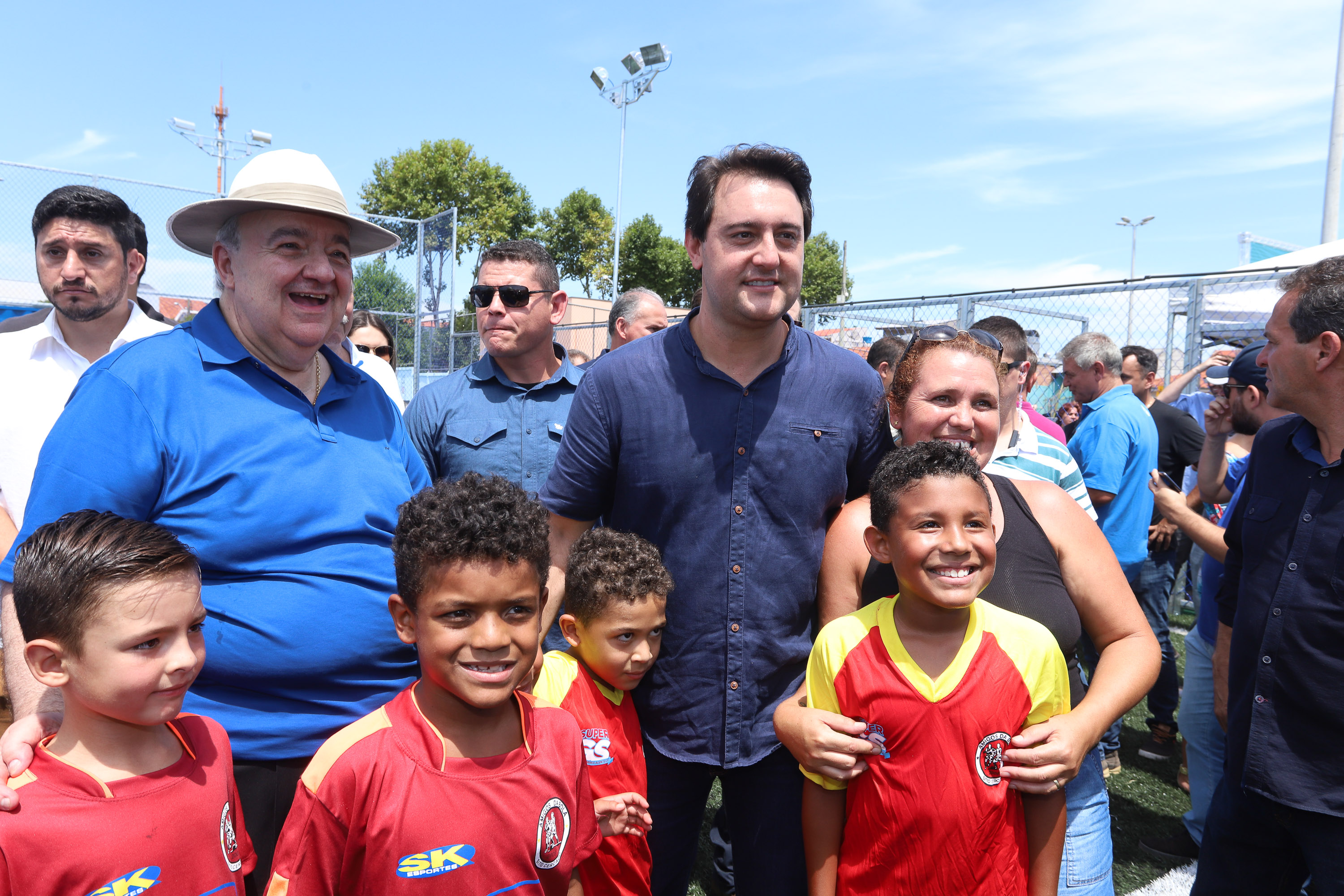 O governador Carlos Massa Ratinho Junior e o prefeito de Curitiba, Rafael Greca, inauguraram neste sábado (02) um parque esportivo no Bairro Novo. A estrutura conta com quadra de futebol com grama sintética, pista de skate com oito obstáculos e quadra poliesportiva. Curitiba,02/02/2019 - Foto: Rodrigo Félix Leal/ANPr