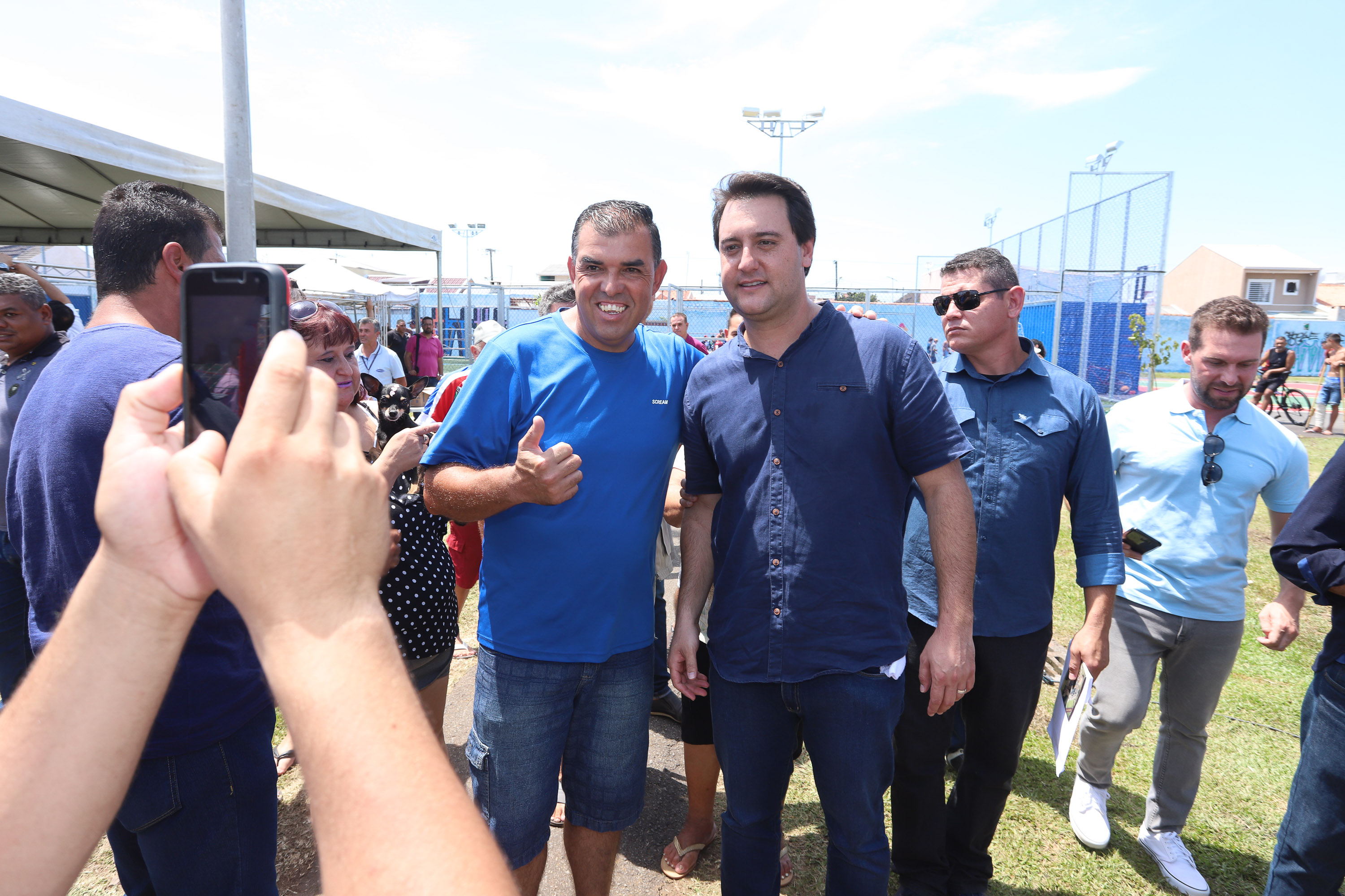 O governador Carlos Massa Ratinho Junior e o prefeito de Curitiba, Rafael Greca, inauguraram neste sábado (02) um parque esportivo no Bairro Novo. A estrutura conta com quadra de futebol com grama sintética, pista de skate com oito obstáculos e quadra poliesportiva. Curitiba,02/02/2019 - Foto: Rodrigo Félix Leal/ANPr