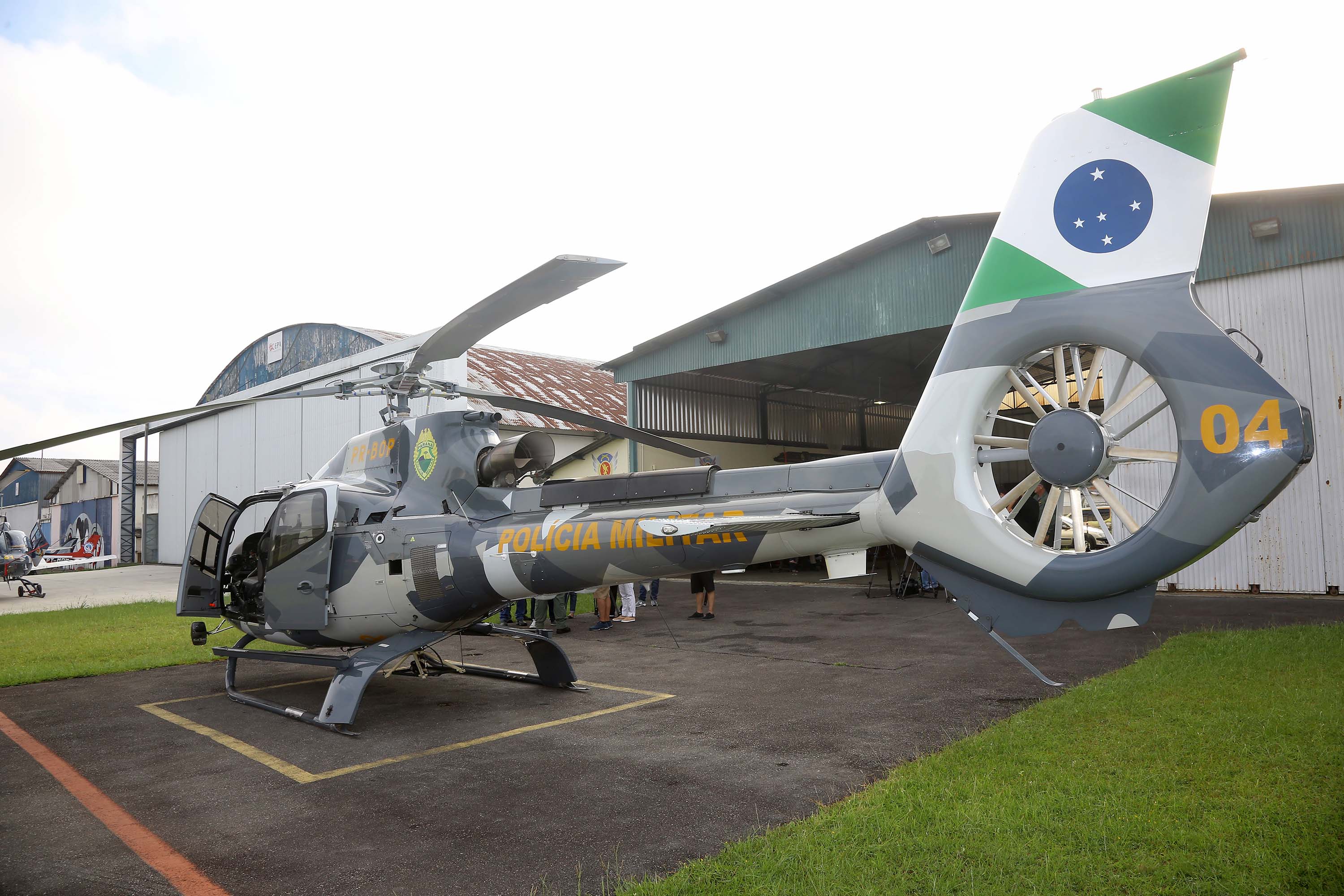 O Governo do Paraná enviou uma equipe aérea para Brumadinho (MG) com o objetivo de auxiliar nas buscas pelas vítimas do rompimento da barragem ocorrida na sexta-feira (25/01). Cinco integrantes do Batalhão de Polícia Militar de Operações Aéreas (BPMOA) viajaram neste domingo (03/02), somando-se à equipe do Corpo de Bombeiros que está naquele estado, incluída na força tarefa de buscas pelas vítimas desde o último domingo (27/01). - Curitiba, 03/02/2019 - Foto: Jaelson Lucas/ANPr