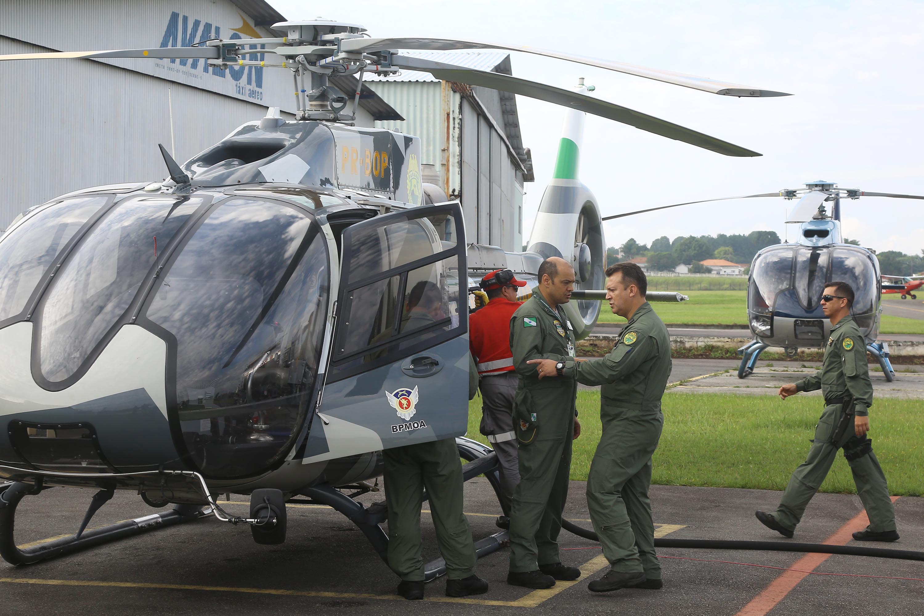 O Governo do Paraná enviou uma equipe aérea para Brumadinho (MG) com o objetivo de auxiliar nas buscas pelas vítimas do rompimento da barragem ocorrida na sexta-feira (25/01). Cinco integrantes do Batalhão de Polícia Militar de Operações Aéreas (BPMOA) viajaram neste domingo (03/02), somando-se à equipe do Corpo de Bombeiros que está naquele estado, incluída na força tarefa de buscas pelas vítimas desde o último domingo (27/01). - Curitiba, 03/02/2019 - Foto: Jaelson Lucas/ANPr