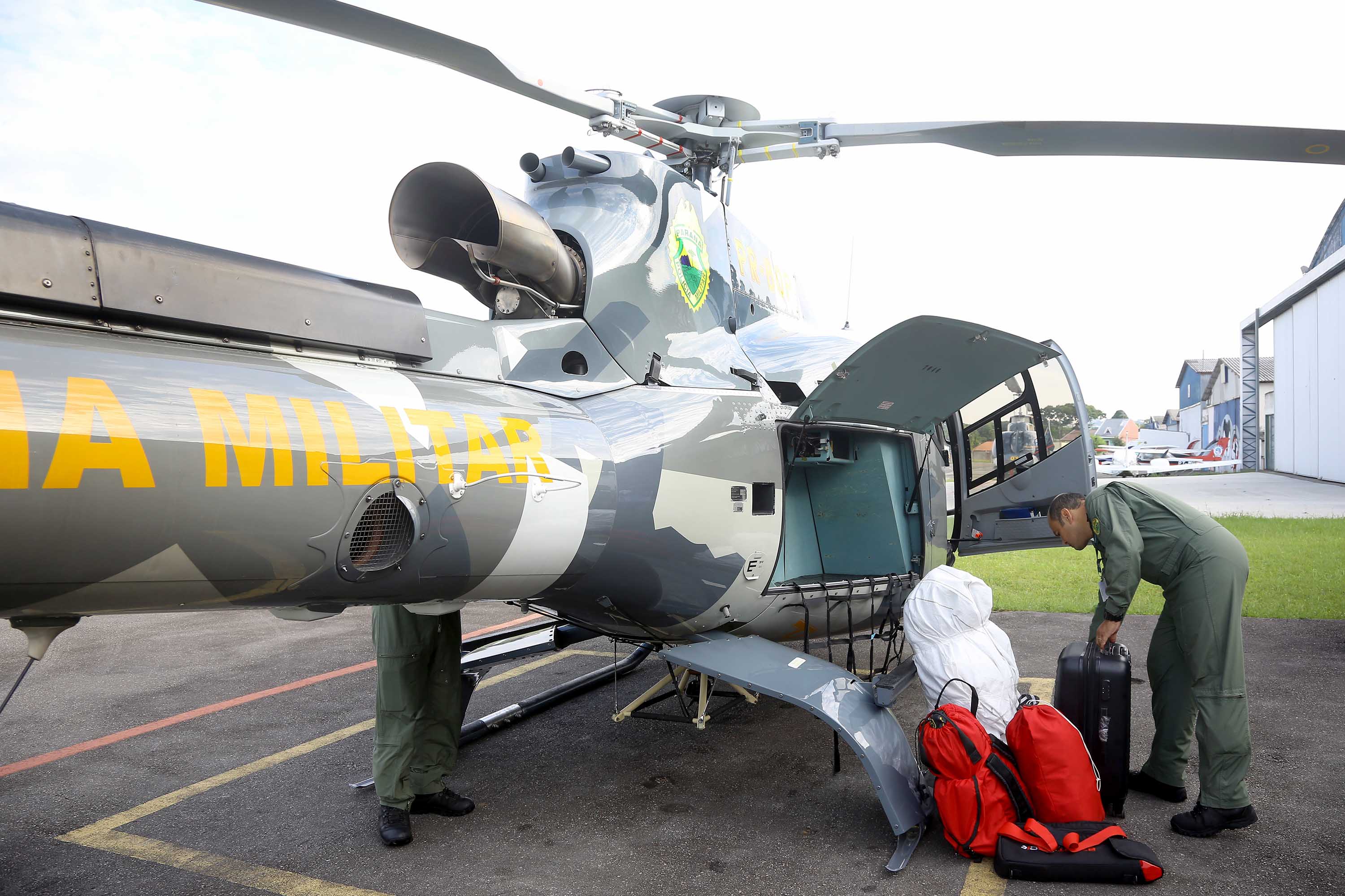 O Governo do Paraná enviou uma equipe aérea para Brumadinho (MG) com o objetivo de auxiliar nas buscas pelas vítimas do rompimento da barragem ocorrida na sexta-feira (25/01). Cinco integrantes do Batalhão de Polícia Militar de Operações Aéreas (BPMOA) viajaram neste domingo (03/02), somando-se à equipe do Corpo de Bombeiros que está naquele estado, incluída na força tarefa de buscas pelas vítimas desde o último domingo (27/01). - Curitiba, 03/02/2019 - Foto: Jaelson Lucas/ANPr