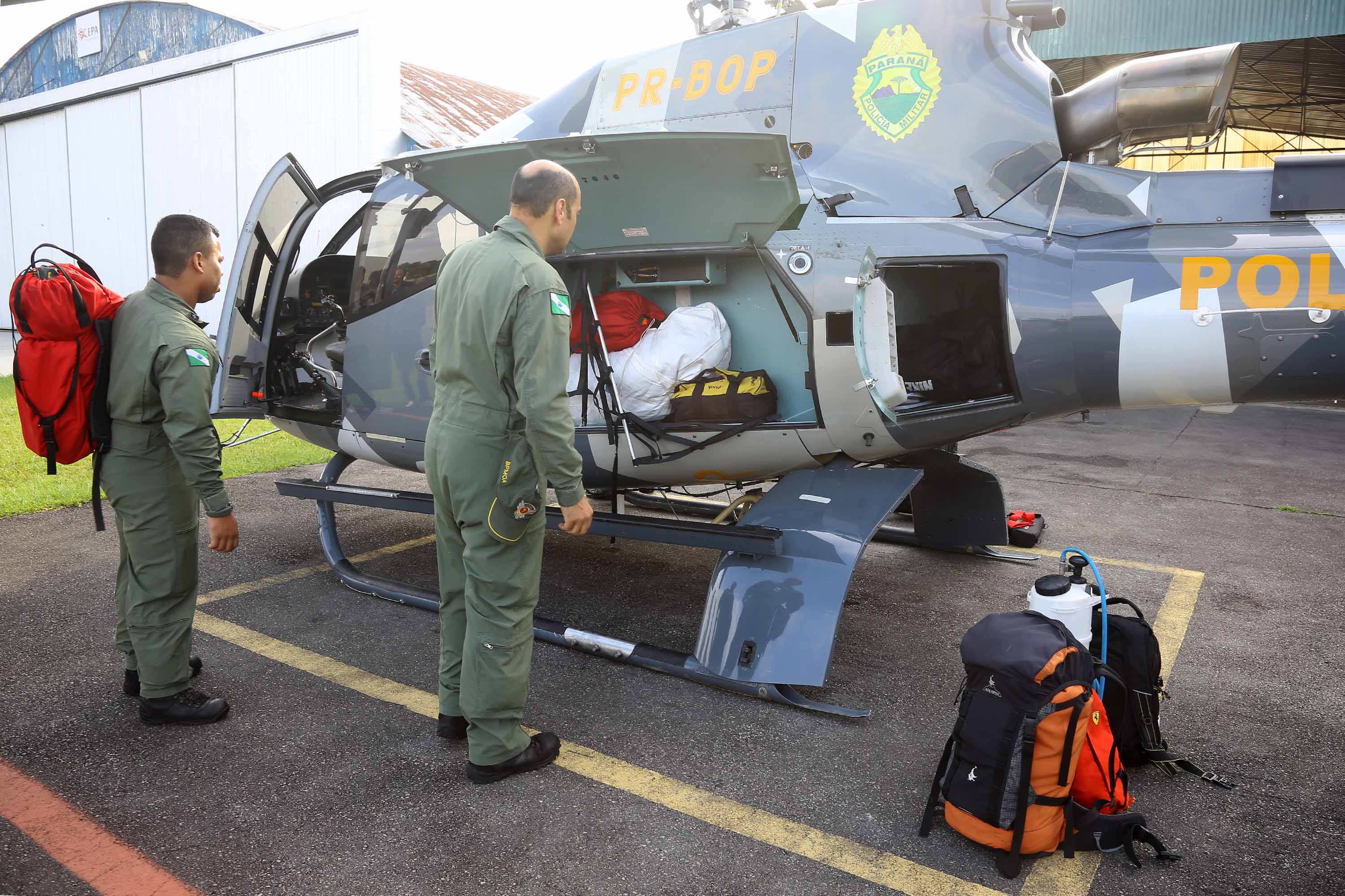 O Governo do Paraná enviou uma equipe aérea para Brumadinho (MG) com o objetivo de auxiliar nas buscas pelas vítimas do rompimento da barragem ocorrida na sexta-feira (25/01). Cinco integrantes do Batalhão de Polícia Militar de Operações Aéreas (BPMOA) viajaram neste domingo (03/02), somando-se à equipe do Corpo de Bombeiros que está naquele estado, incluída na força tarefa de buscas pelas vítimas desde o último domingo (27/01). - Curitiba, 03/02/2019 - Foto: Jaelson Lucas/ANPr