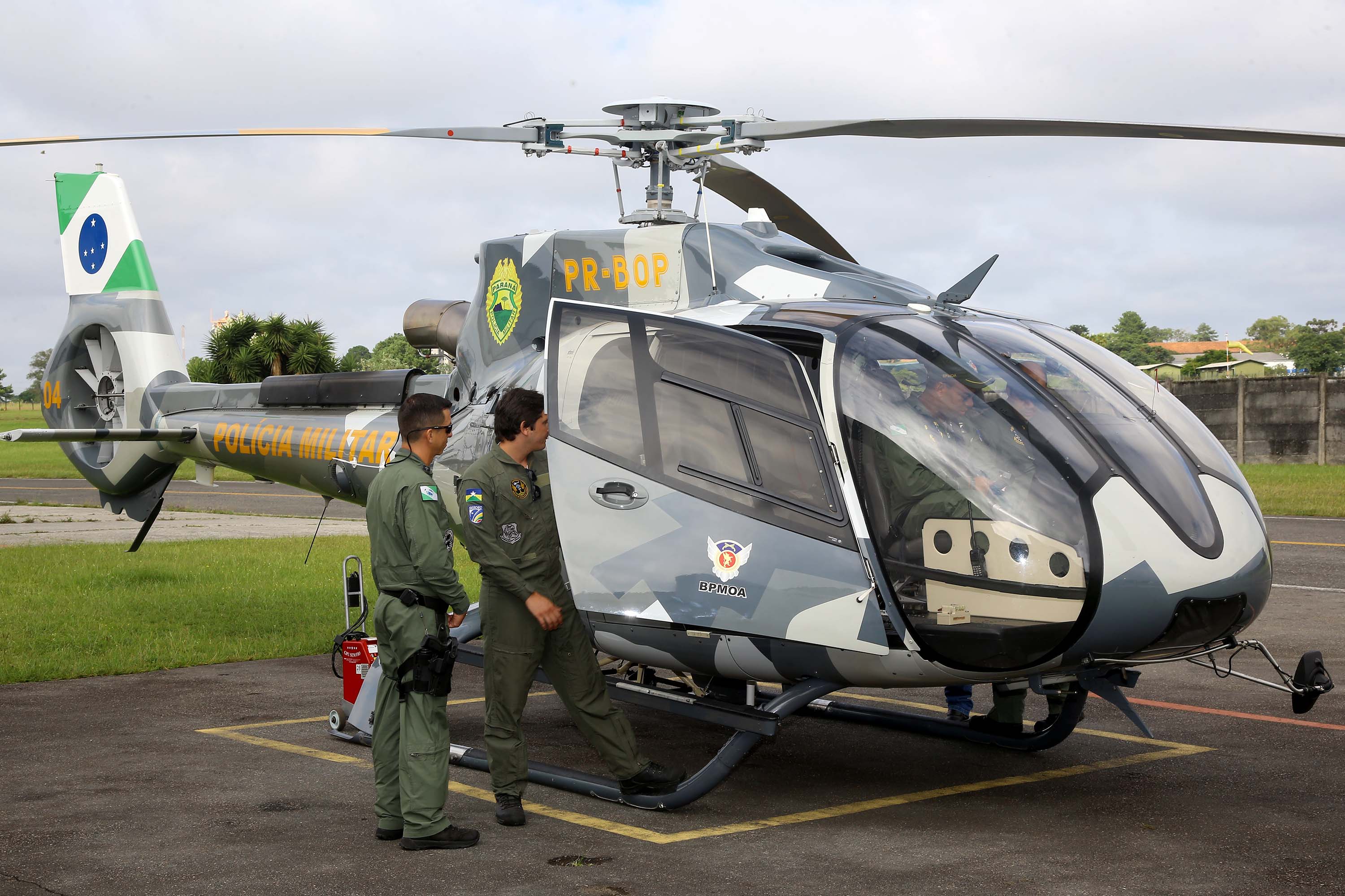 O Governo do Paraná enviou uma equipe aérea para Brumadinho (MG) com o objetivo de auxiliar nas buscas pelas vítimas do rompimento da barragem ocorrida na sexta-feira (25/01). Cinco integrantes do Batalhão de Polícia Militar de Operações Aéreas (BPMOA) viajaram neste domingo (03/02), somando-se à equipe do Corpo de Bombeiros que está naquele estado, incluída na força tarefa de buscas pelas vítimas desde o último domingo (27/01). - Curitiba, 03/02/2019 - Foto: Jaelson Lucas/ANPr