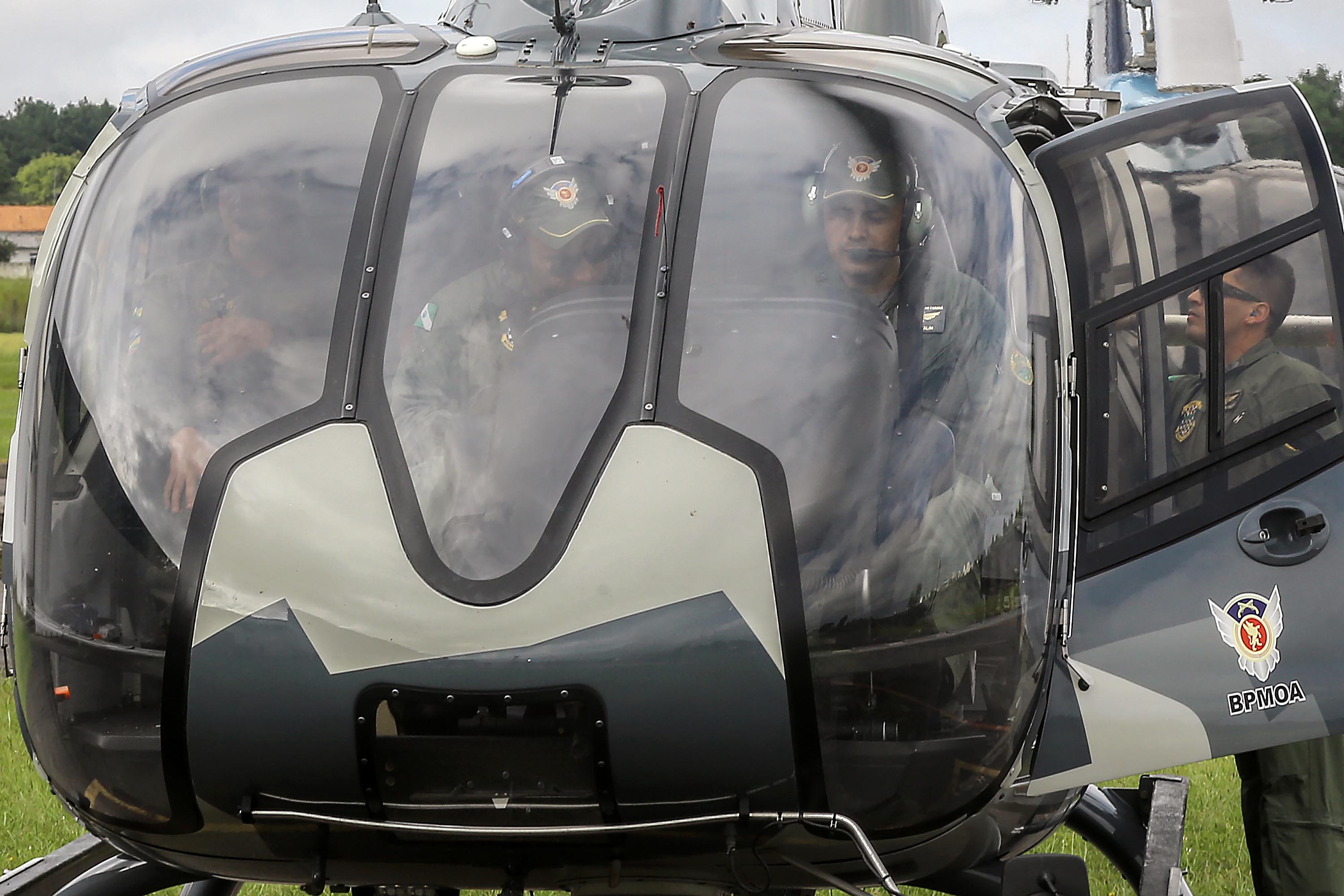 O Governo do Paraná enviou uma equipe aérea para Brumadinho (MG) com o objetivo de auxiliar nas buscas pelas vítimas do rompimento da barragem ocorrida na sexta-feira (25/01). Cinco integrantes do Batalhão de Polícia Militar de Operações Aéreas (BPMOA) viajaram neste domingo (03/02), somando-se à equipe do Corpo de Bombeiros que está naquele estado, incluída na força tarefa de buscas pelas vítimas desde o último domingo (27/01). - Curitiba, 03/02/2019 - Foto: Jaelson Lucas/ANPr
