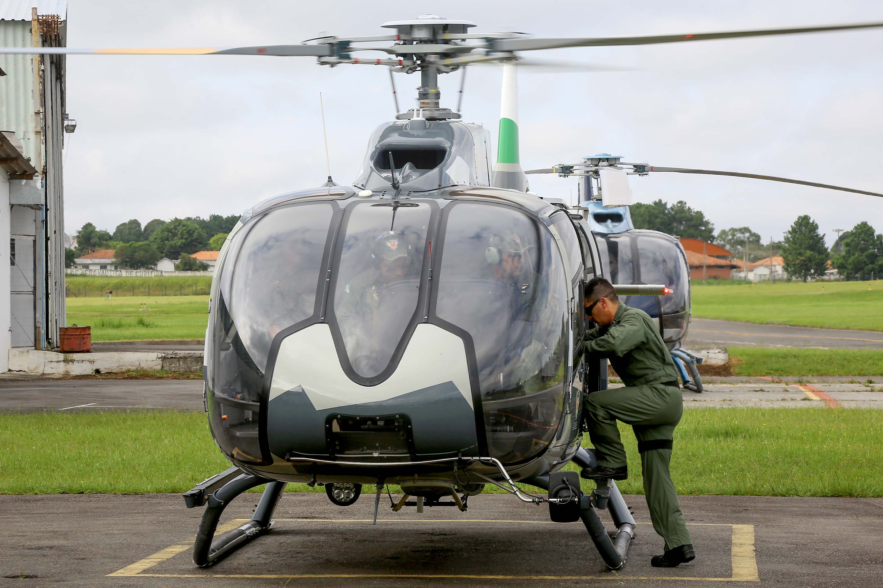 O Governo do Paraná enviou uma equipe aérea para Brumadinho (MG) com o objetivo de auxiliar nas buscas pelas vítimas do rompimento da barragem ocorrida na sexta-feira (25/01). Cinco integrantes do Batalhão de Polícia Militar de Operações Aéreas (BPMOA) viajaram neste domingo (03/02), somando-se à equipe do Corpo de Bombeiros que está naquele estado, incluída na força tarefa de buscas pelas vítimas desde o último domingo (27/01). - Curitiba, 03/02/2019 - Foto: Jaelson Lucas/ANPr