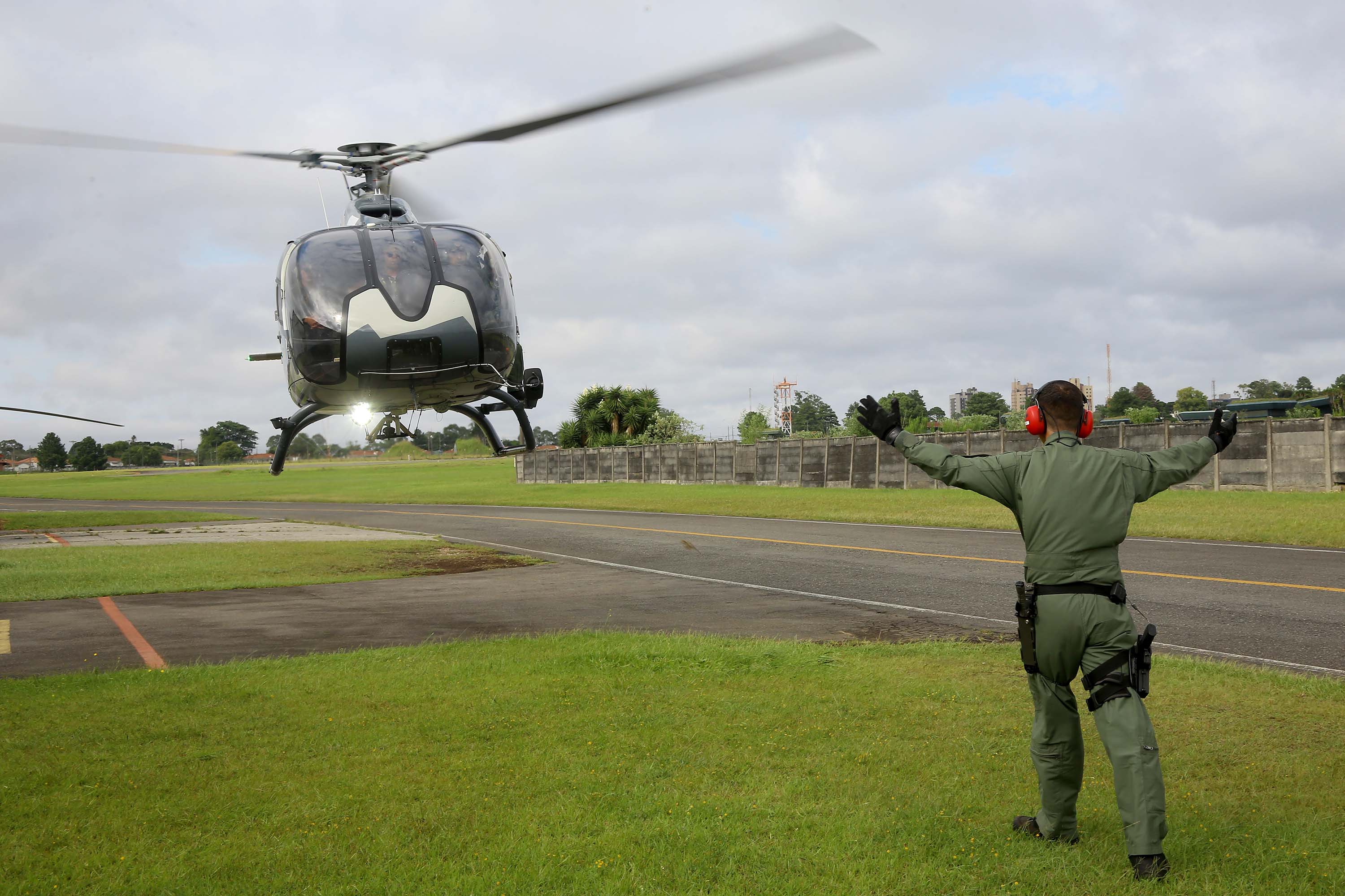 O Governo do Paraná enviou uma equipe aérea para Brumadinho (MG) com o objetivo de auxiliar nas buscas pelas vítimas do rompimento da barragem ocorrida na sexta-feira (25/01). Cinco integrantes do Batalhão de Polícia Militar de Operações Aéreas (BPMOA) viajaram neste domingo (03/02), somando-se à equipe do Corpo de Bombeiros que está naquele estado, incluída na força tarefa de buscas pelas vítimas desde o último domingo (27/01). - Curitiba, 03/02/2019 - Foto: Jaelson Lucas/ANPr