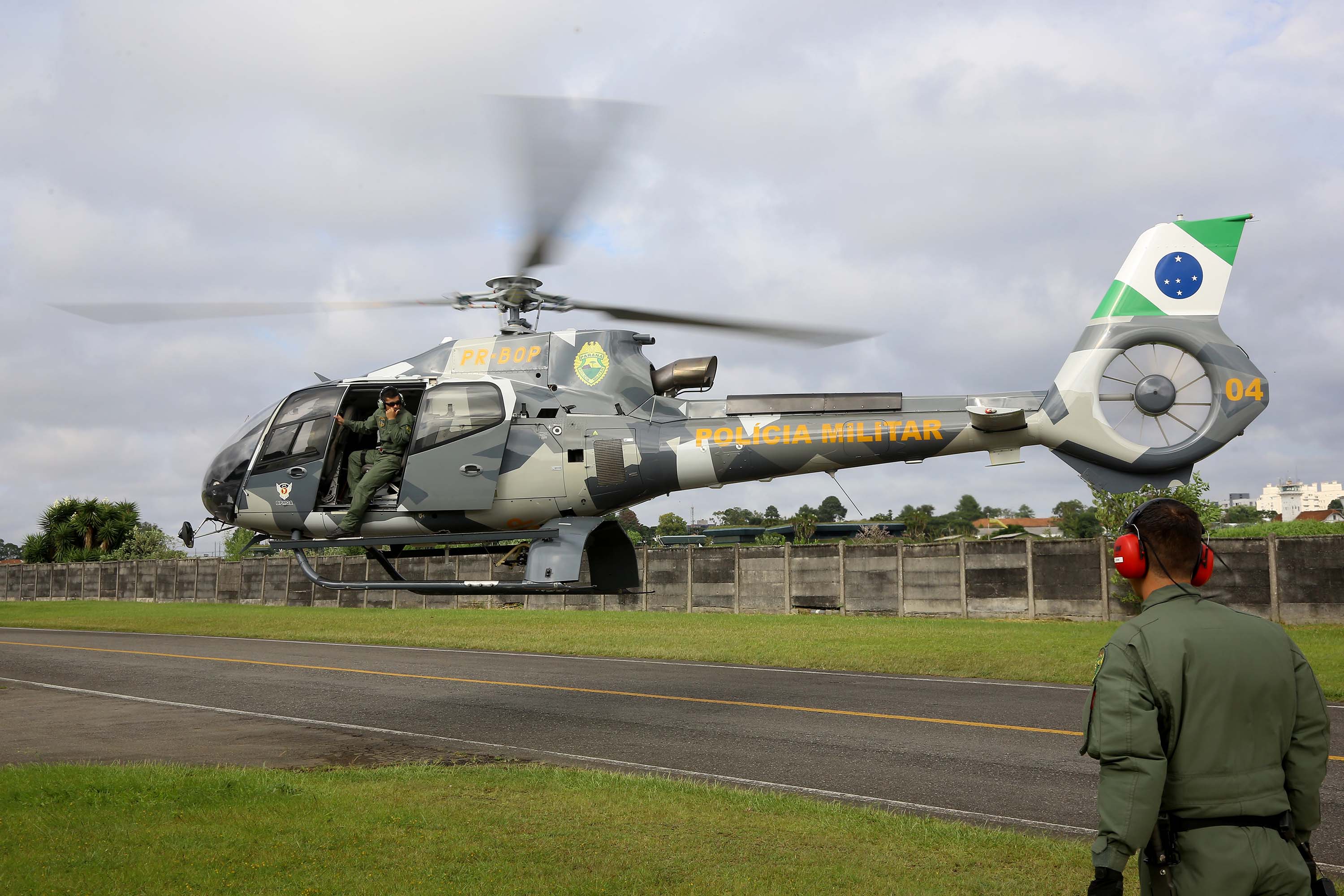 O Governo do Paraná enviou uma equipe aérea para Brumadinho (MG) com o objetivo de auxiliar nas buscas pelas vítimas do rompimento da barragem ocorrida na sexta-feira (25/01). Cinco integrantes do Batalhão de Polícia Militar de Operações Aéreas (BPMOA) viajaram neste domingo (03/02), somando-se à equipe do Corpo de Bombeiros que está naquele estado, incluída na força tarefa de buscas pelas vítimas desde o último domingo (27/01). - Curitiba, 03/02/2019 - Foto: Jaelson Lucas/ANPr