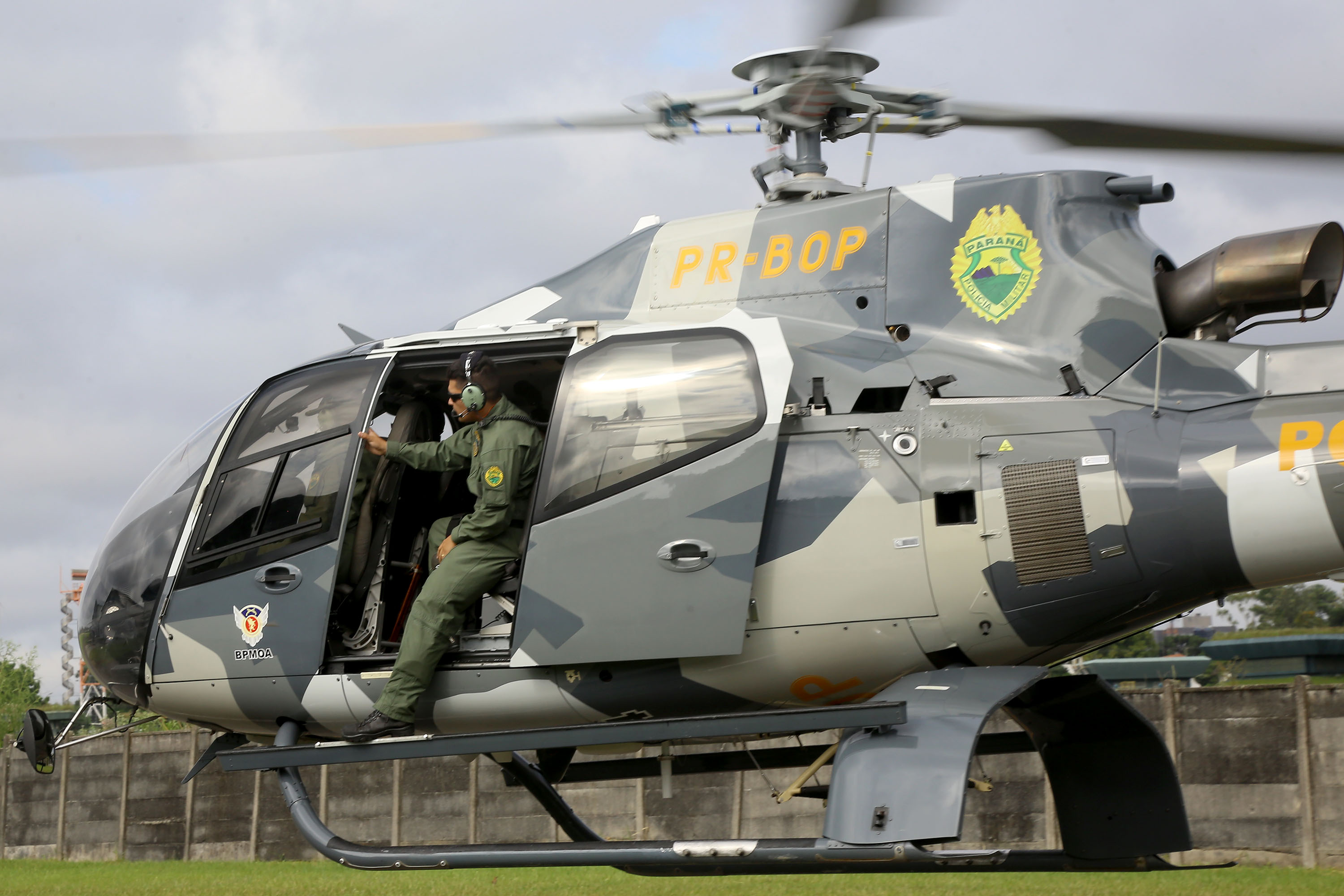 O Governo do Paraná enviou uma equipe aérea para Brumadinho (MG) com o objetivo de auxiliar nas buscas pelas vítimas do rompimento da barragem ocorrida na sexta-feira (25/01). Cinco integrantes do Batalhão de Polícia Militar de Operações Aéreas (BPMOA) viajaram neste domingo (03/02), somando-se à equipe do Corpo de Bombeiros que está naquele estado, incluída na força tarefa de buscas pelas vítimas desde o último domingo (27/01). - Curitiba, 03/02/2019 - Foto: Jaelson Lucas/ANPr