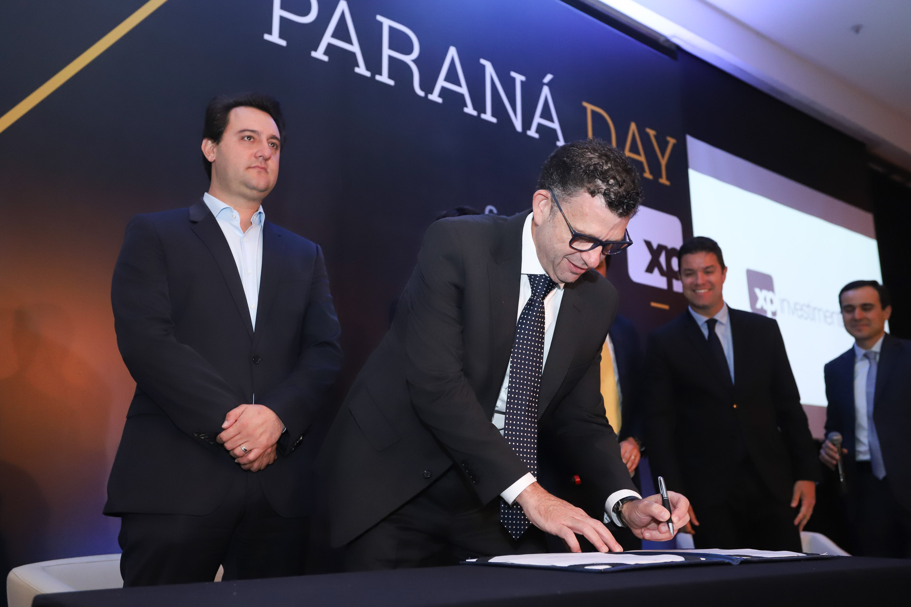 O governador Carlos Massa Ratinho Junior sanciona durante o evento Paraná Day, a lei do Programa de Parcerias do Paraná. - Curitiba, 05/02/2019 - Foto: Rodrigo Félix Leal