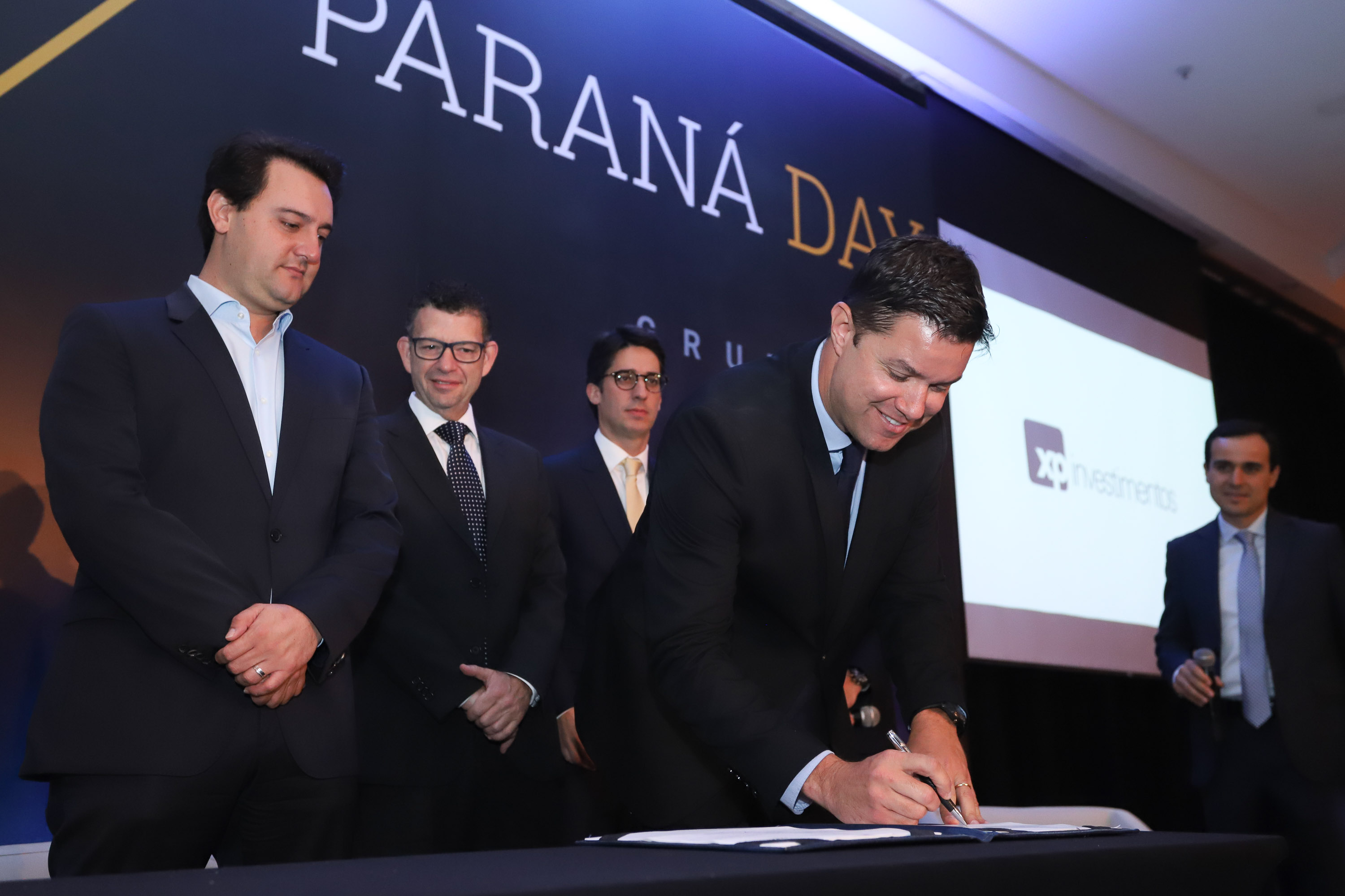 O governador Carlos Massa Ratinho Junior sanciona durante o evento Paraná Day, a lei do Programa de Parcerias do Paraná. - Curitiba, 05/02/2019 - Foto: Rodrigo Félix Leal