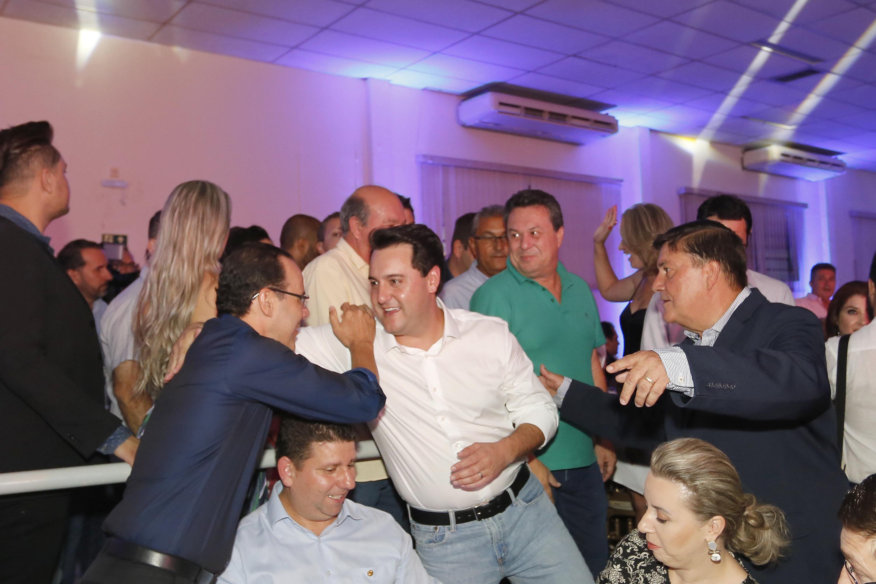 O governador Carlos Massa Ratinho Junior, participa do lançamento da 45ª Exposição Agropecuária, Industrial e Comercial de Umuarama. Presentes no evento: prefeito de Umuarama, Celso Luiz Pozzobom; presidente da Sociedade Rural, Milton Gaiari; secretário do Meio Ambiente, Márcio Nunes; secretário da Infraestrutura e Logística, Sandro Alex, deputados e demais autoridades - Umuarama, 05/02/2019 - Foto: Arnaldo Alves/ANPr