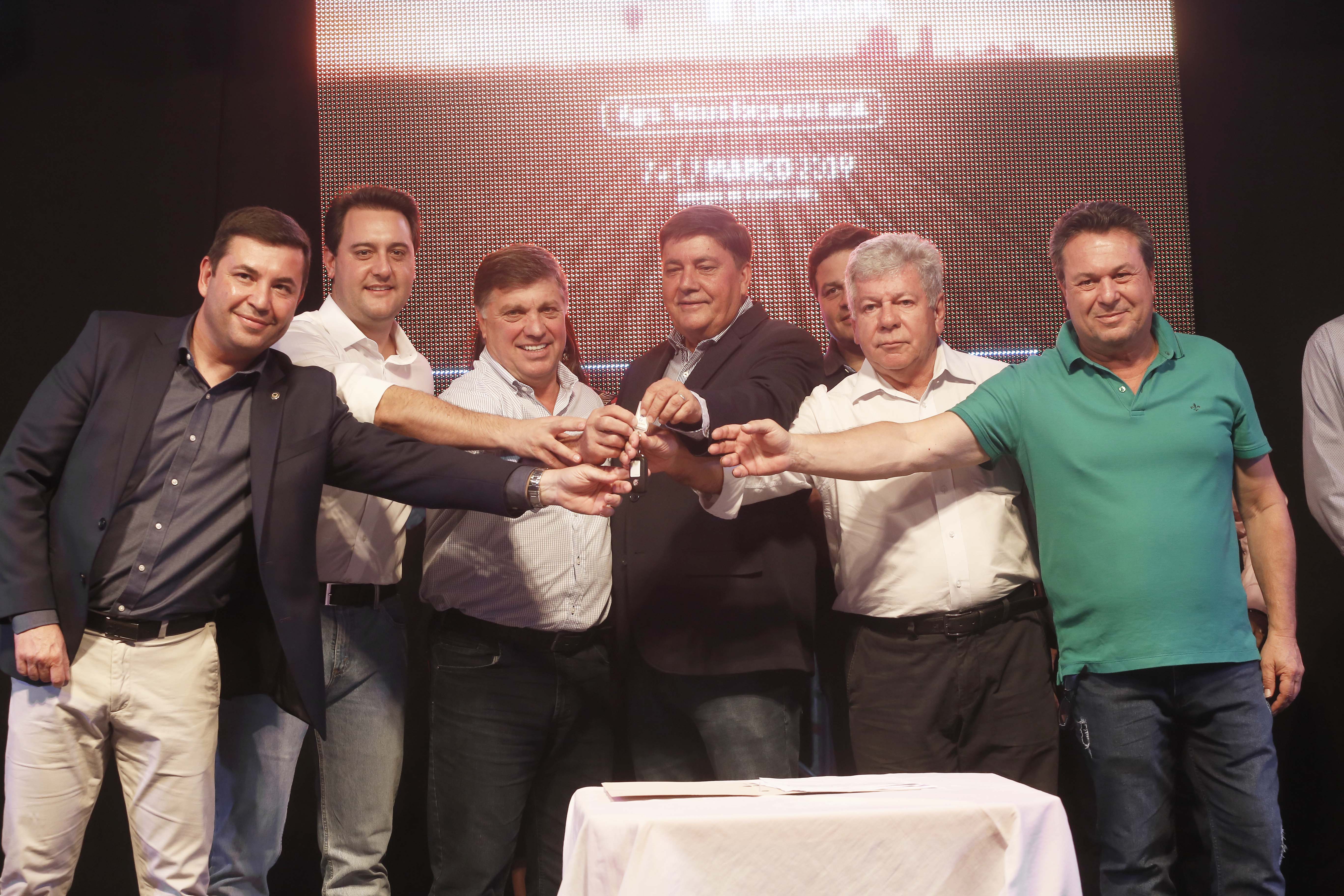 O governador Carlos Massa Ratinho Junior, participa do lançamento da 45ª Exposição Agropecuária, Industrial e Comercial de Umuarama. Presentes no evento: prefeito de Umuarama, Celso Luiz Pozzobom; presidente da Sociedade Rural, Milton Gaiari; secretário do Meio Ambiente, Márcio Nunes; secretário da Infraestrutura e Logística, Sandro Alex, deputados e demais autoridades - Umuarama, 05/02/2019 - Foto: Arnaldo Alves/ANPr
