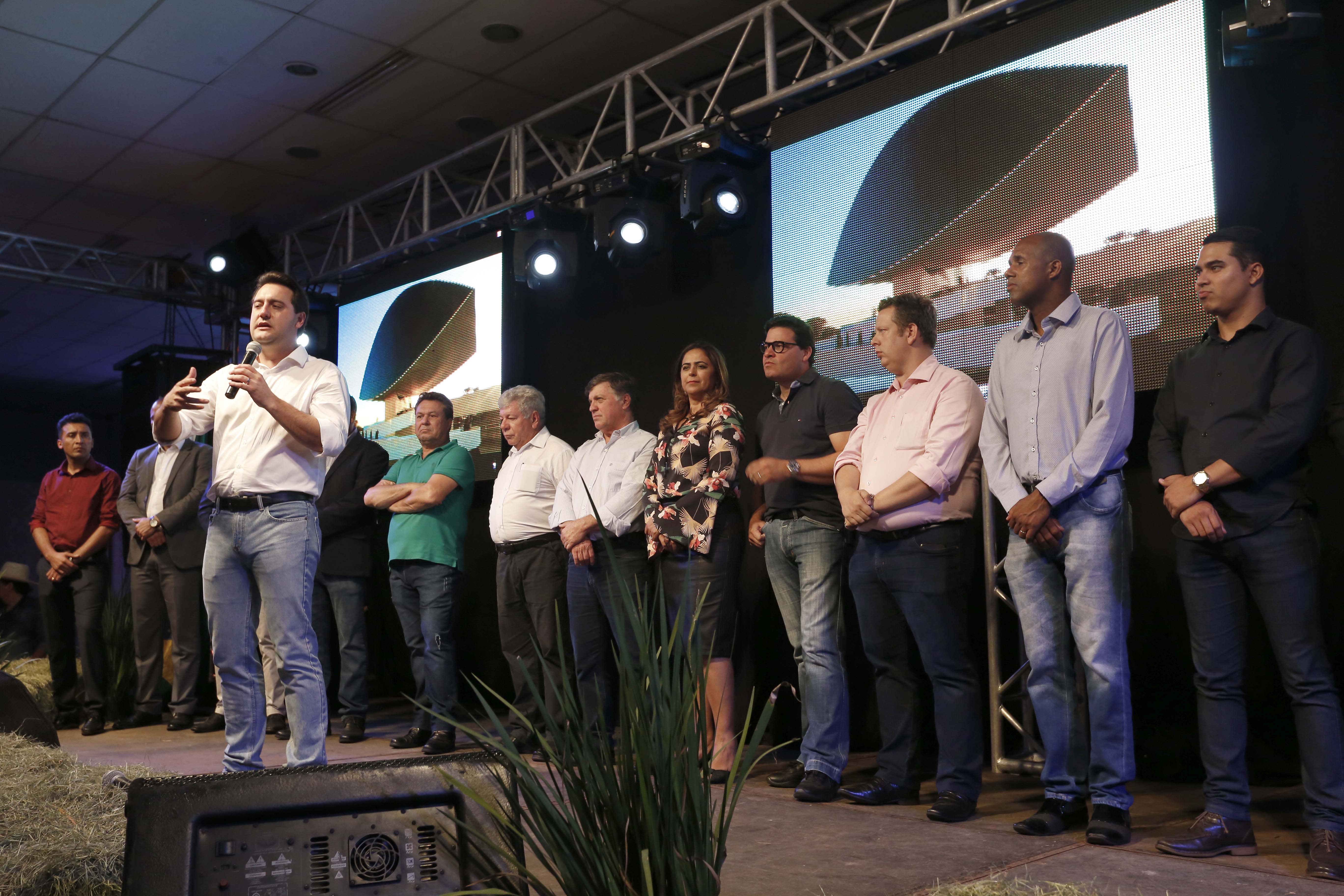 O governador Carlos Massa Ratinho Junior, participa do lançamento da 45ª Exposição Agropecuária, Industrial e Comercial de Umuarama. Presentes no evento: prefeito de Umuarama, Celso Luiz Pozzobom; presidente da Sociedade Rural, Milton Gaiari; secretário do Meio Ambiente, Márcio Nunes; secretário da Infraestrutura e Logística, Sandro Alex, deputados e demais autoridades - Umuarama, 05/02/2019 - Foto: Arnaldo Alves/ANPr