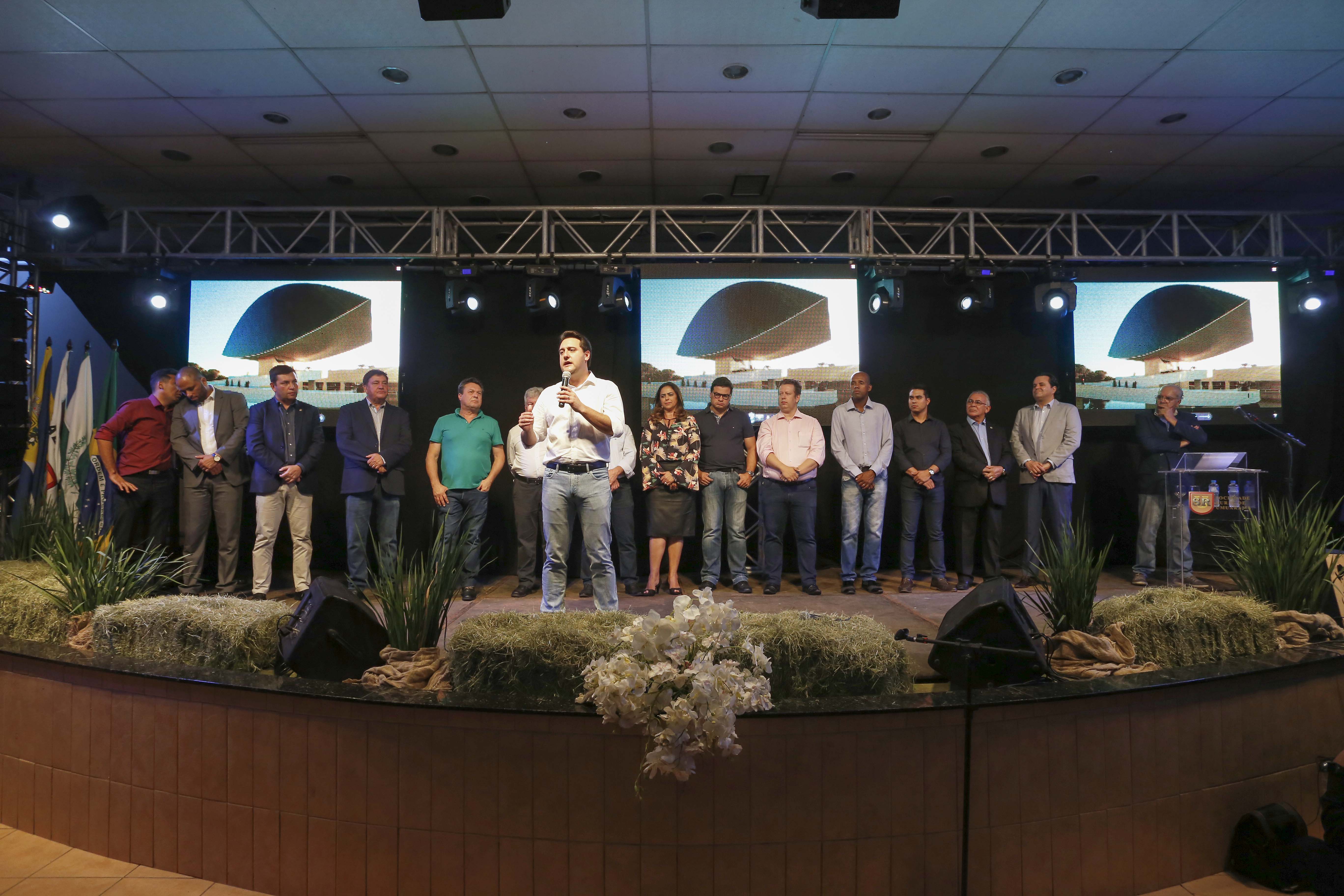 O governador Carlos Massa Ratinho Junior, participa do lançamento da 45ª Exposição Agropecuária, Industrial e Comercial de Umuarama. Presentes no evento: prefeito de Umuarama, Celso Luiz Pozzobom; presidente da Sociedade Rural, Milton Gaiari; secretário do Meio Ambiente, Márcio Nunes; secretário da Infraestrutura e Logística, Sandro Alex, deputados e demais autoridades - Umuarama, 05/02/2019 - Foto: Arnaldo Alves/ANPr