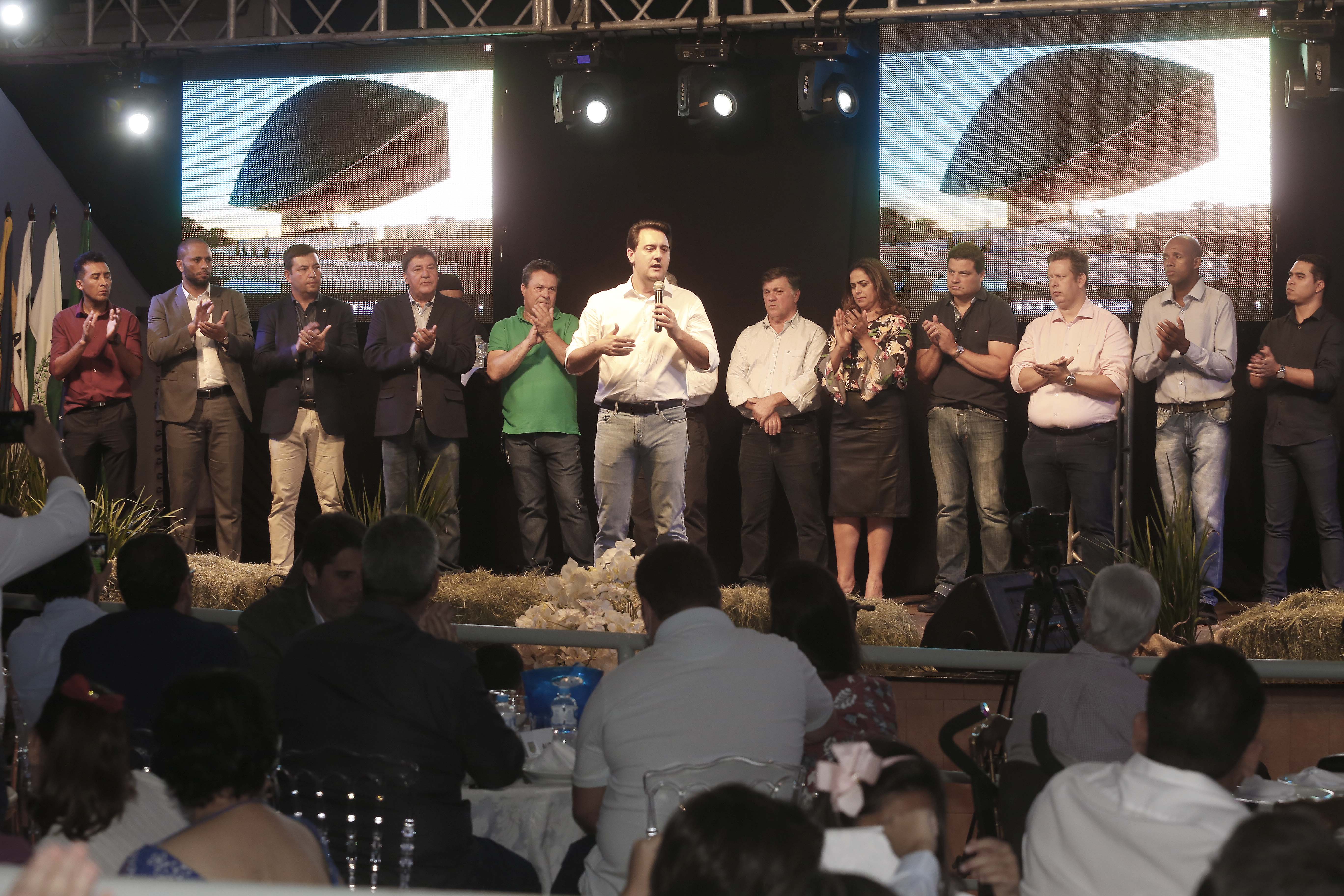 O governador Carlos Massa Ratinho Junior, participa do lançamento da 45ª Exposição Agropecuária, Industrial e Comercial de Umuarama. Presentes no evento: prefeito de Umuarama, Celso Luiz Pozzobom; presidente da Sociedade Rural, Milton Gaiari; secretário do Meio Ambiente, Márcio Nunes; secretário da Infraestrutura e Logística, Sandro Alex, deputados e demais autoridades - Umuarama, 05/02/2019 - Foto: Arnaldo Alves/ANPr