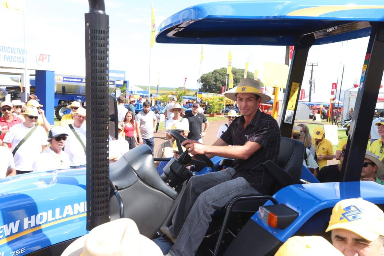 O governador Carlos Massa Ratinho Júnior entregou nesta quinta-feira (7), durante o Show Rural, em Cascavel, três tratores agrícolas para produtores do município de Catanduvas. - Cascavel, 07/02/2019 - Foto: Rodrigo Félix Leal/ANPr