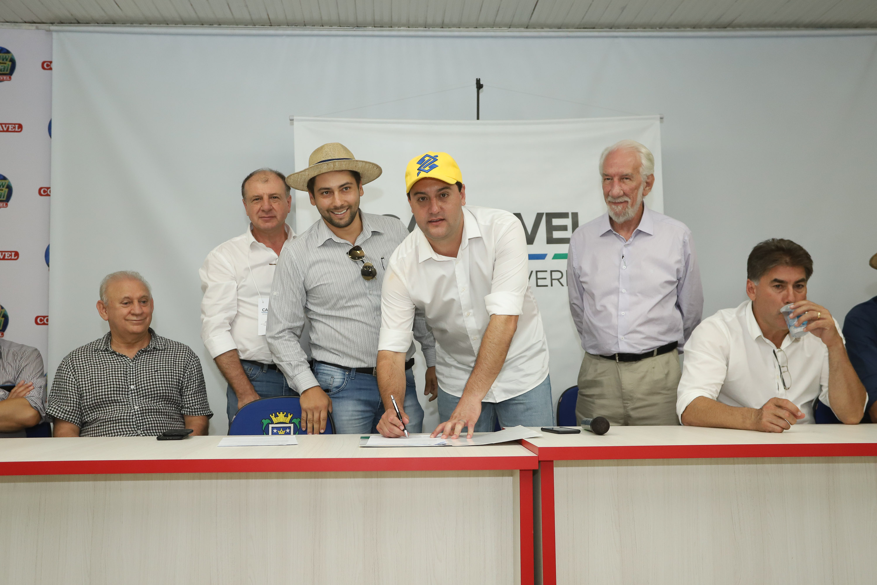 O governador Carlos Massa Ratinho Junior afirmou nesta quinta-feira (07), em Cascavel, que vai editar um decreto regulamentando a aplicação da lei que estabelece a perenidade da Tarifa Rural Noturna de energia. - Cascavel, 07/02/2019 - Foto: Rodrigo Félix Leal