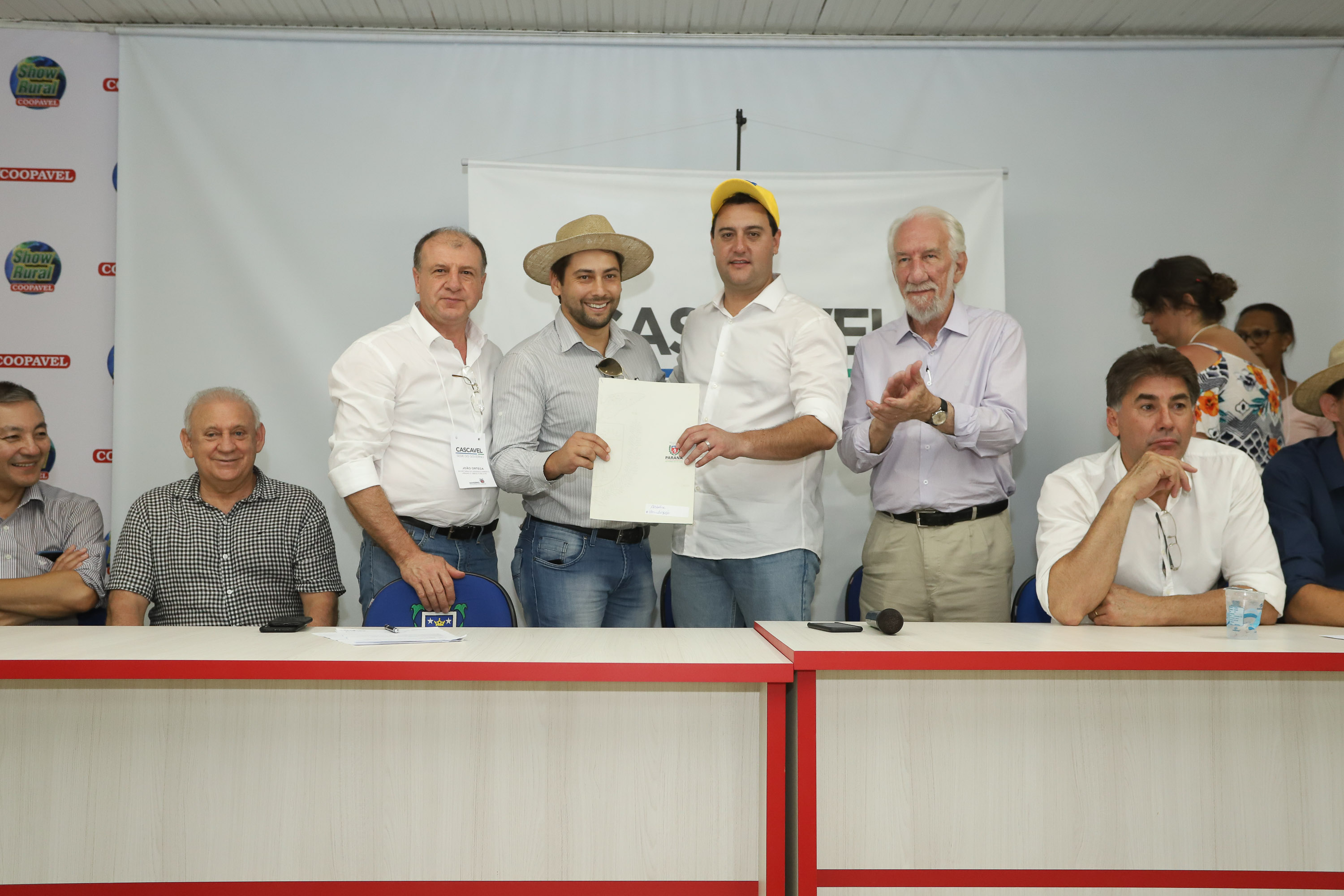 O governador Carlos Massa Ratinho Junior afirmou nesta quinta-feira (07), em Cascavel, que vai editar um decreto regulamentando a aplicação da lei que estabelece a perenidade da Tarifa Rural Noturna de energia. - Cascavel, 07/02/2019 - Foto: Rodrigo Félix Leal