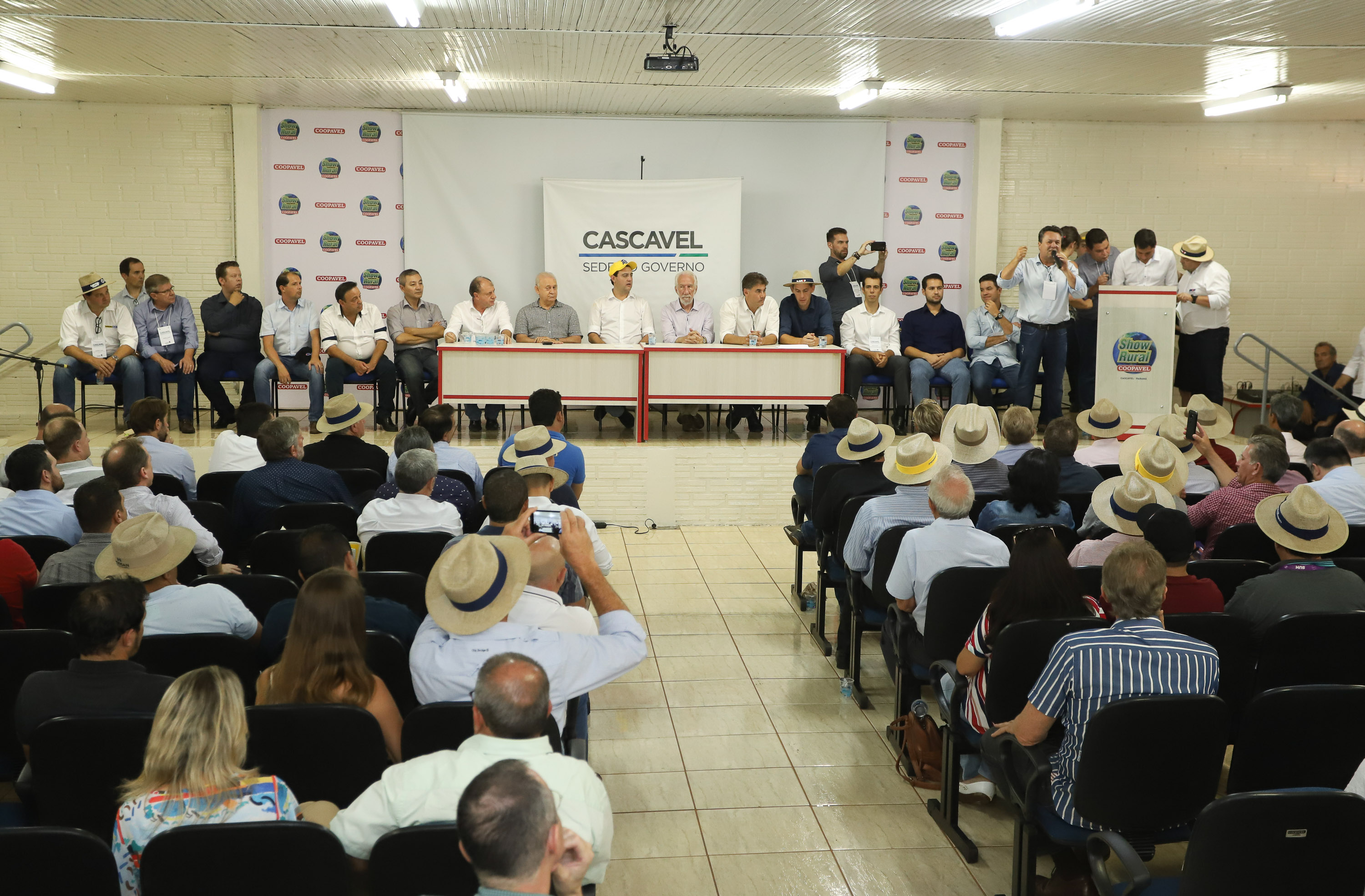 O governador Carlos Massa Ratinho Junior afirmou nesta quinta-feira (07), em Cascavel, que vai editar um decreto regulamentando a aplicação da lei que estabelece a perenidade da Tarifa Rural Noturna de energia. - Cascavel, 07/02/2019 - Foto: Rodrigo Félix Leal