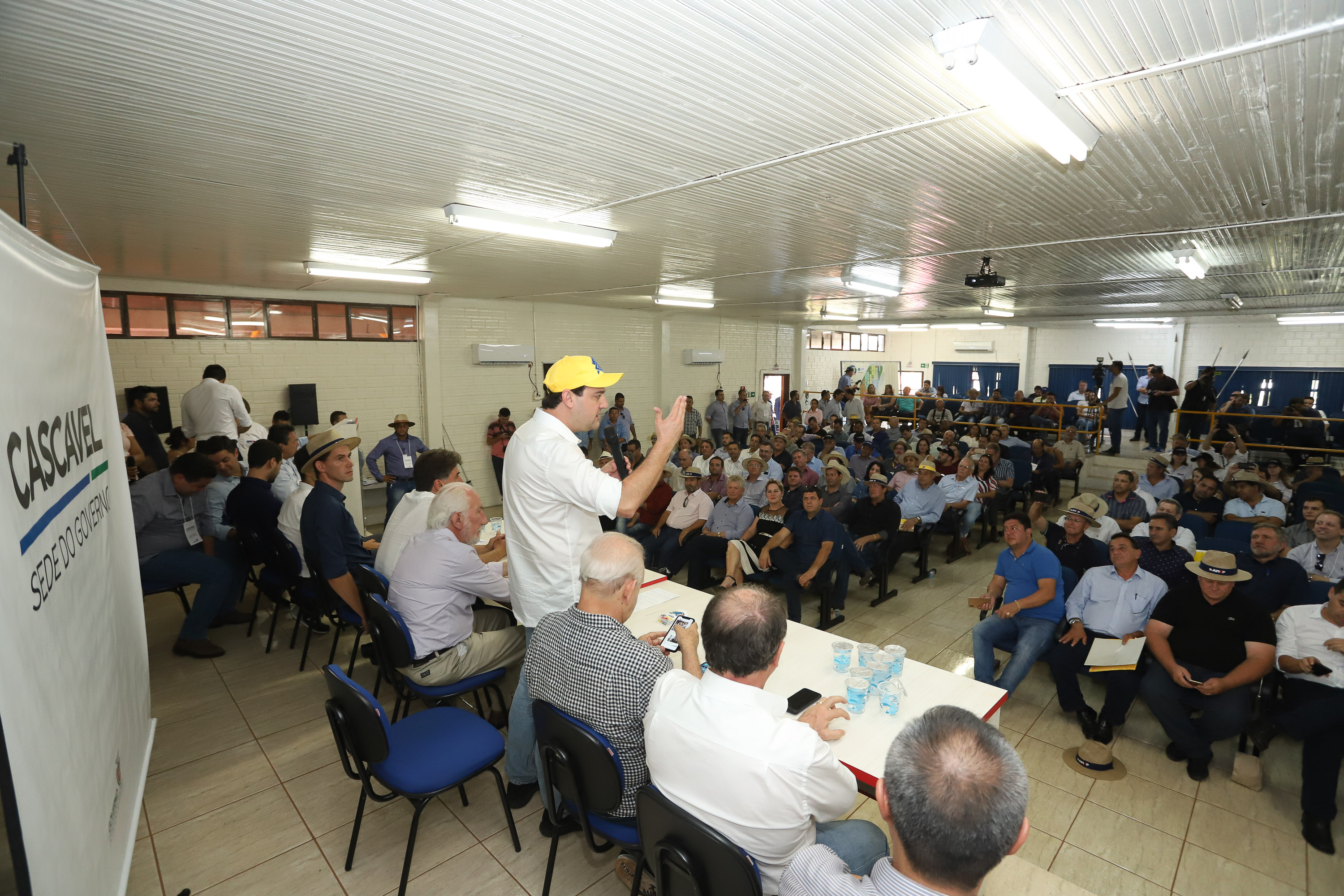 O governador Carlos Massa Ratinho Junior afirmou nesta quinta-feira (07), em Cascavel, que vai editar um decreto regulamentando a aplicação da lei que estabelece a perenidade da Tarifa Rural Noturna de energia. - Cascavel, 07/02/2019 - Foto: Rodrigo Félix Leal