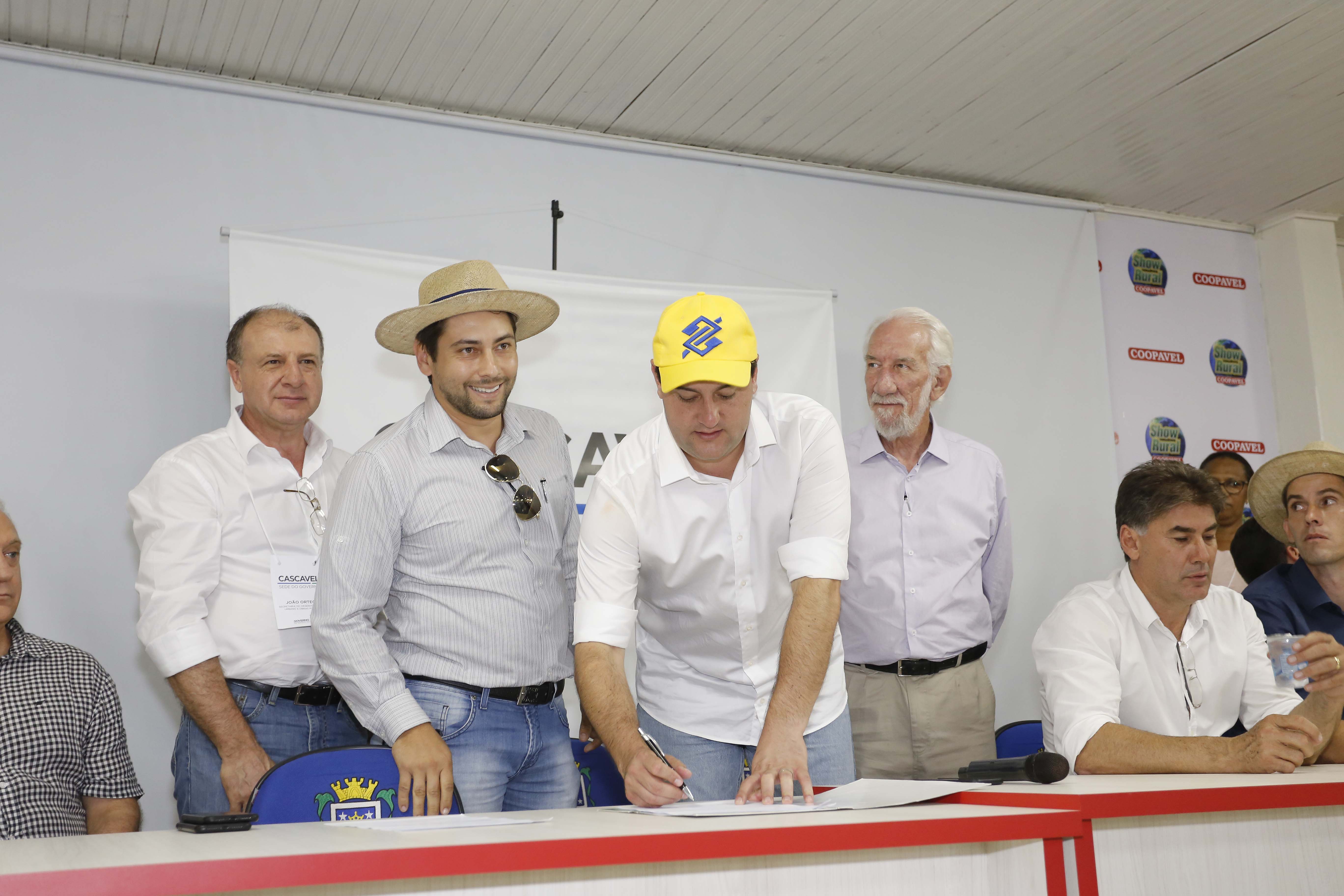 O governador Carlos Massa Ratinho Junior afirmou nesta quinta-feira (07), em Cascavel, que vai editar um decreto regulamentando a aplicação da lei que estabelece a perenidade da Tarifa Rural Noturna de energia. - Cascavel, 07/02/2019 - Foto: Arnaldo Alves/ANPr