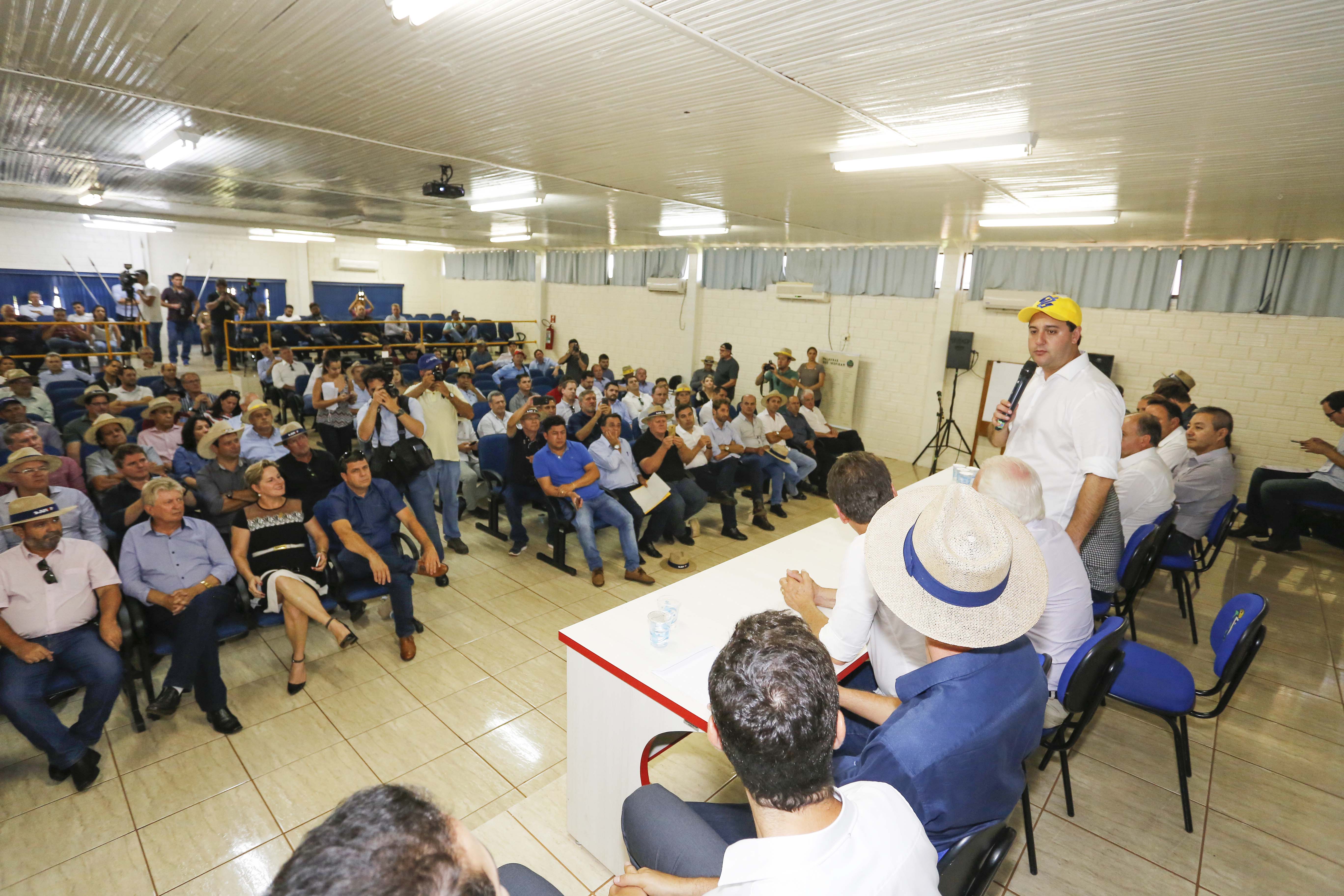 O governador Carlos Massa Ratinho Junior afirmou nesta quinta-feira (07), em Cascavel, que vai editar um decreto regulamentando a aplicação da lei que estabelece a perenidade da Tarifa Rural Noturna de energia. - Cascavel, 07/02/2019 - Foto: Arnaldo Alves/ANPr