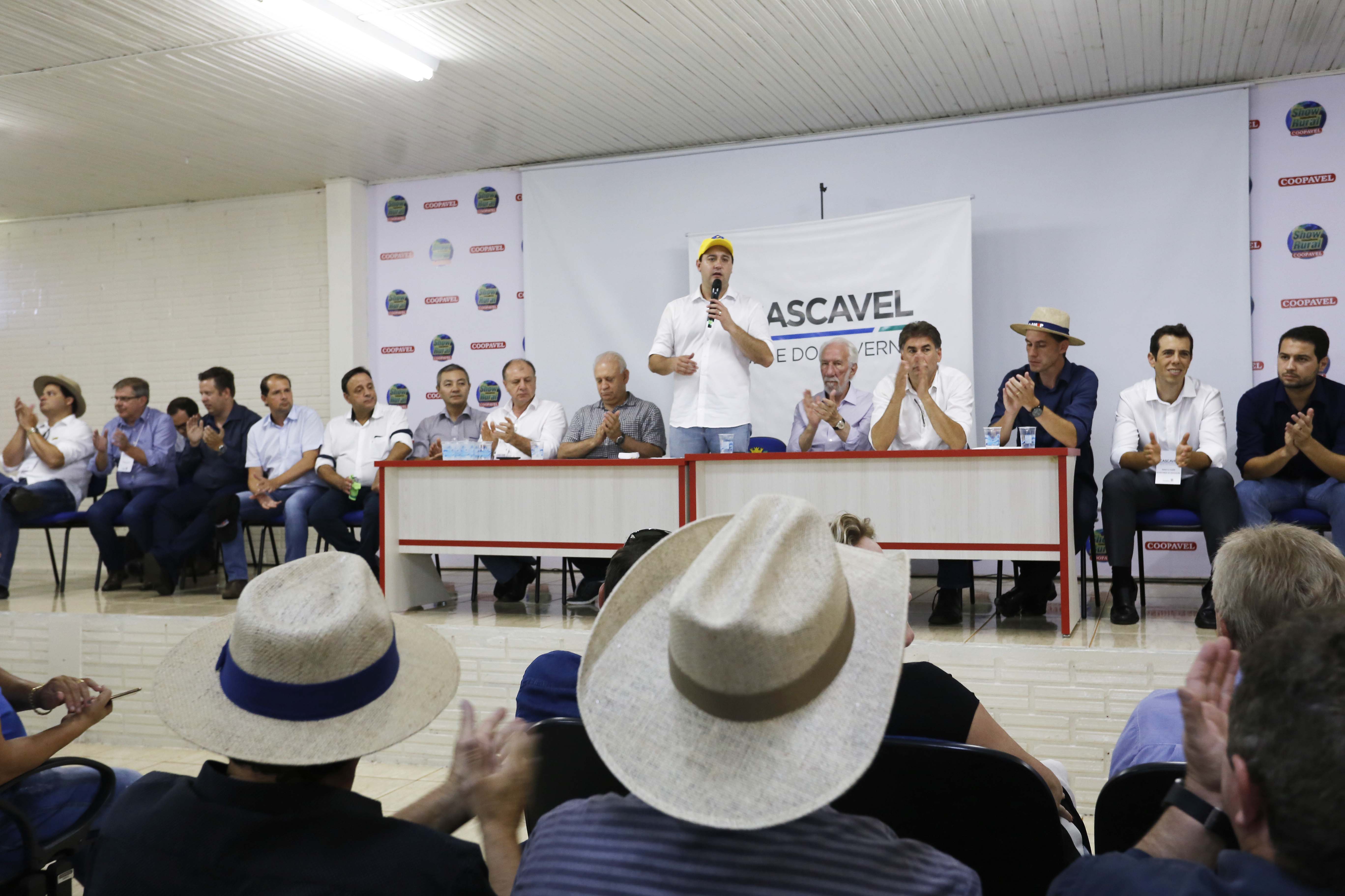 O governador Carlos Massa Ratinho Junior afirmou nesta quinta-feira (07), em Cascavel, que vai editar um decreto regulamentando a aplicação da lei que estabelece a perenidade da Tarifa Rural Noturna de energia. - Cascavel, 07/02/2019 - Foto: Arnaldo Alves/ANPr