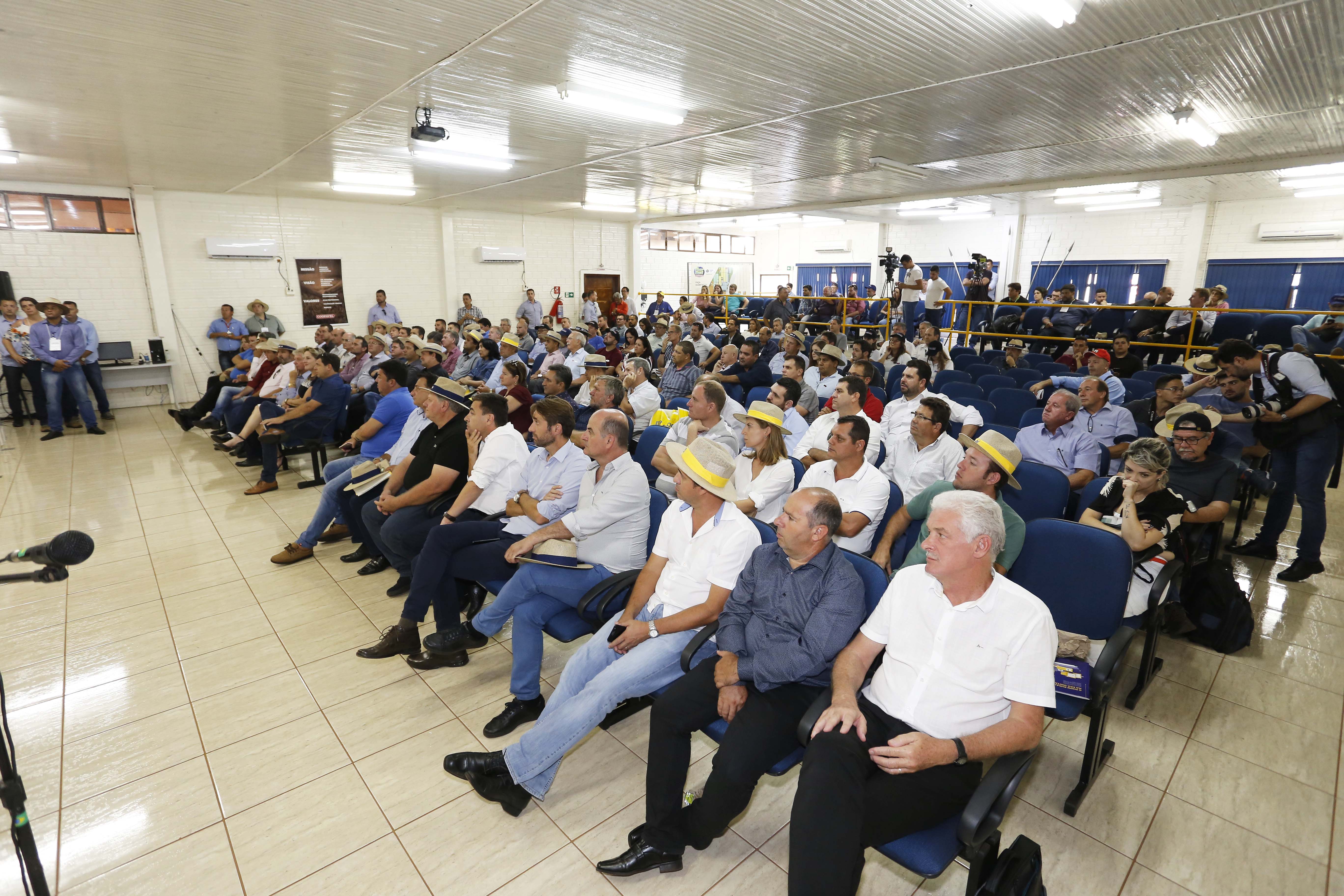 O governador Carlos Massa Ratinho Junior afirmou nesta quinta-feira (07), em Cascavel, que vai editar um decreto regulamentando a aplicação da lei que estabelece a perenidade da Tarifa Rural Noturna de energia. - Cascavel, 07/02/2019 - Foto: Arnaldo Alves/ANPr