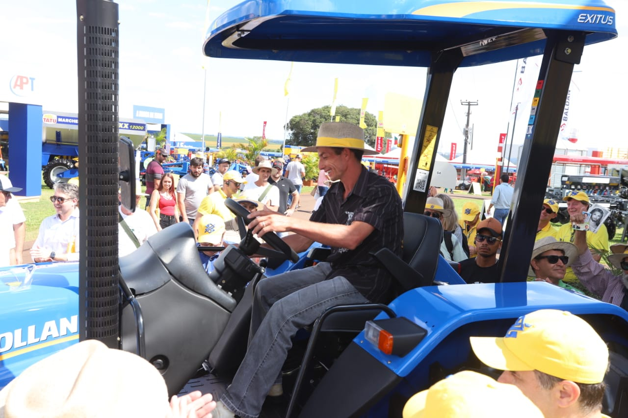 Novos maquinários aumentam produção em pequenas propriedades. Na quinta-feira (8), no Show Rural, em Cascavel, o governador Ratinho Junior fez a entrega de tratores para José Modena e para mais dois agricultores de Catanduvas, Geraldo Marafom e Roberto de Jesus Iung. - Cascavel, 07/02/2019 - Foto: Rodrigo Félix Leal/ANPr