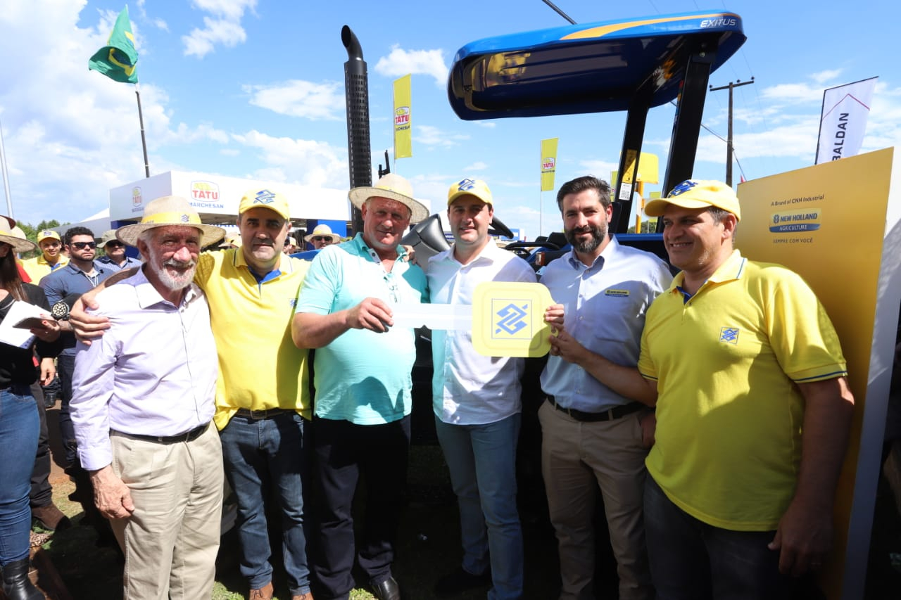 Novos maquinários aumentam produção em pequenas propriedades. Na quinta-feira (8), no Show Rural, em Cascavel, o governador Ratinho Junior fez a entrega de tratores para José Modena e para mais dois agricultores de Catanduvas, Geraldo Marafom e Roberto de Jesus Iung. - Cascavel, 07/02/2019 - Foto: Rodrigo Félix Leal/ANPr