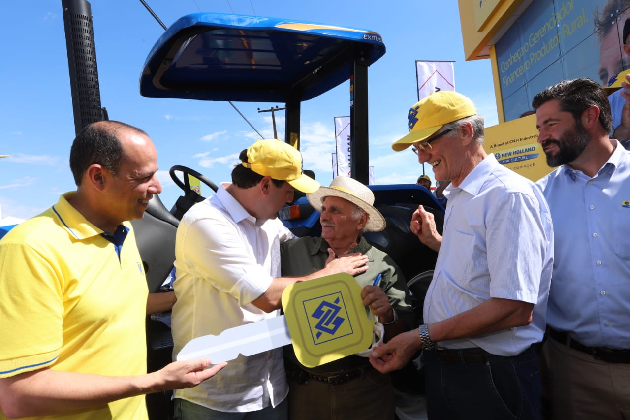 Novos maquinários aumentam produção em pequenas propriedades. Na quinta-feira (8), no Show Rural, em Cascavel, o governador Ratinho Junior fez a entrega de tratores para José Modena e para mais dois agricultores de Catanduvas, Geraldo Marafom e Roberto de Jesus Iung. - Cascavel, 07/02/2019 - Foto: Rodrigo Félix Leal/ANPr