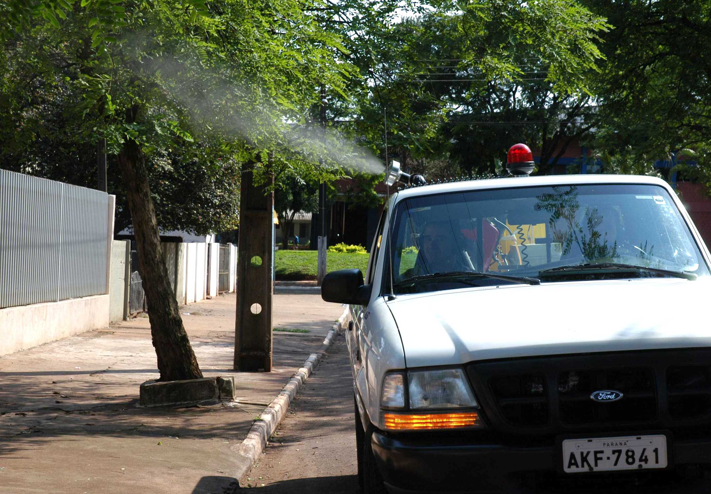 A Secretaria de Estado da Saúde começa nesta semana a aplicação de inseticida com 10 carros de fumacê em bairros do município de Londrina, para reduzir a infestação do mosquito Aedes egypti. - Foto: Arquivo ANPr