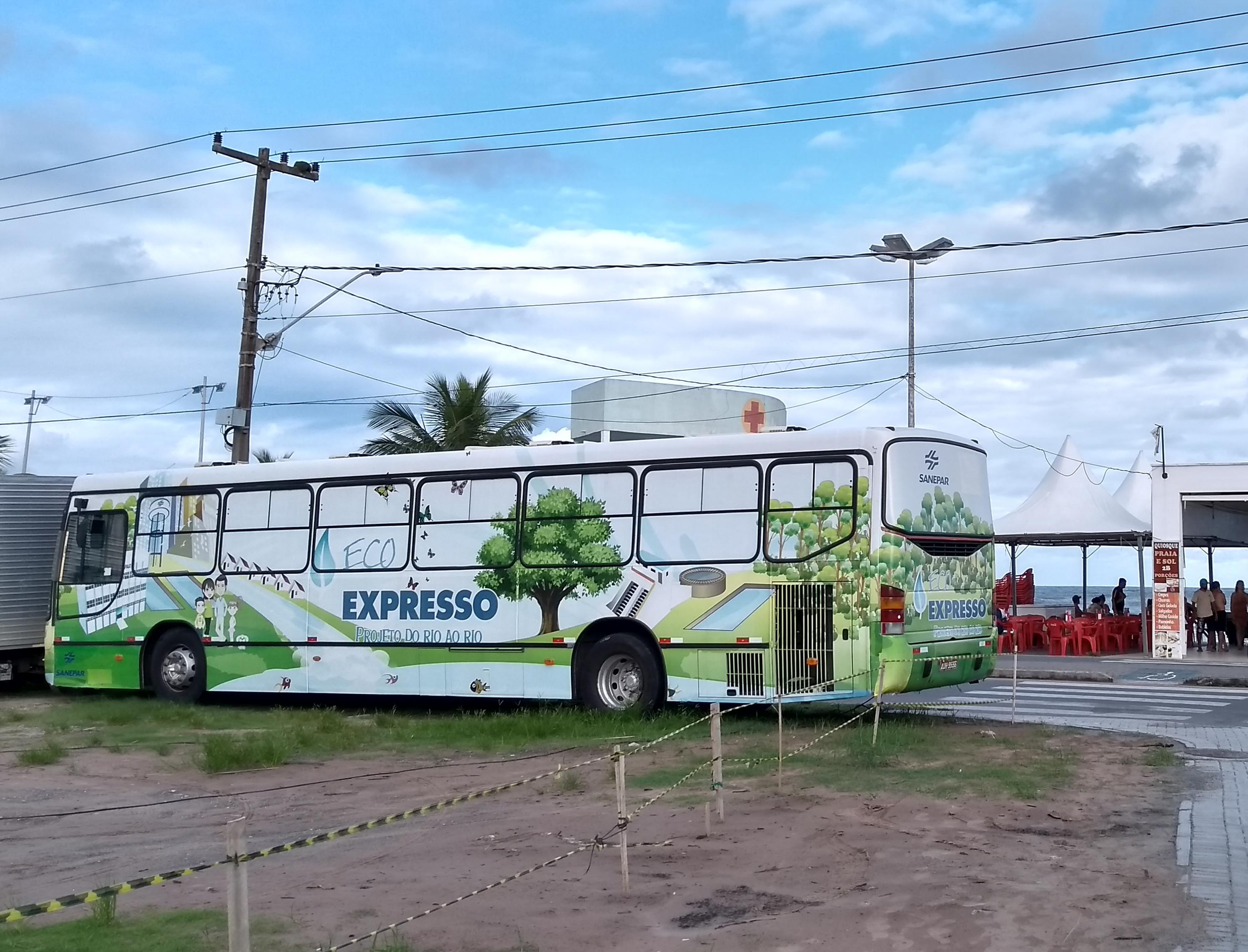 Cuidar da água é responsabilidade de todos e nunca é tarde para aprender sobre isso. De maneira divertida, a Companhia de Saneamento do Paraná (Sanepar) montou um ônibus com uma minicidade onde instrutores ensinam sobre a água, o esgoto e os resíduos sólidos. O ônibus estará aberto para visitação neste fim de semana (8, 9 e 10 de fevereiro) na 6a. Festa do Caranguejo, em Matinhos, na Arena Vicente Gurski. - Foto: Divulgação Sanepar