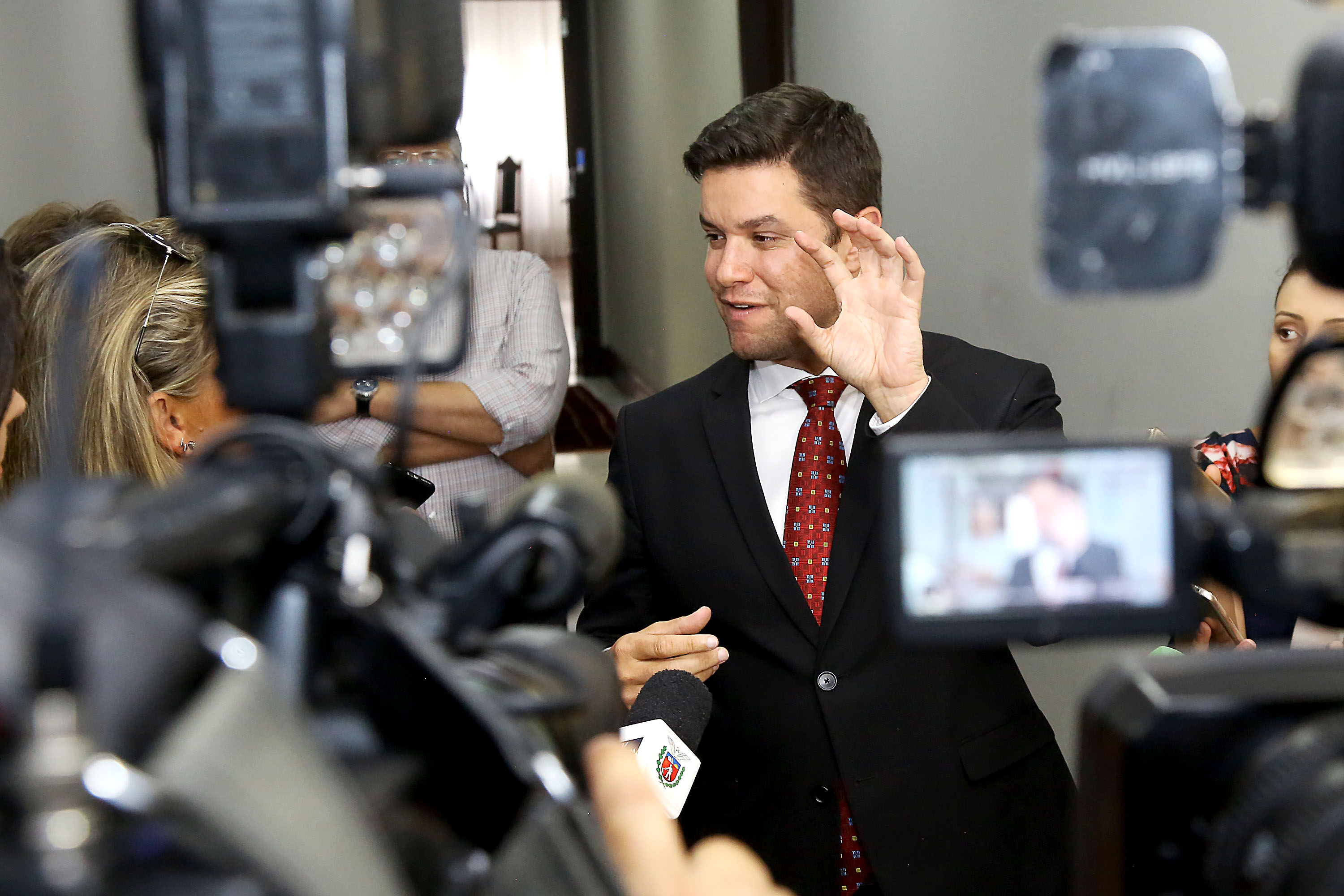 O chefe de Casa Civil, Guto Silva, e o secretário de Planejamento, Valdemar Bernardo Jorge, apresentaram nesta segunda-feira (11) aos líderes da Assembleia Legislativa do Paraná (Alep) o projeto de lei da reforma administrativa que extingue 13 secretarias e gera economia de R$ 10 milhões por ano aos cofres públicos. - Curitiba,11/02/2019 Foto:Jaelson Lucas / ANPr
