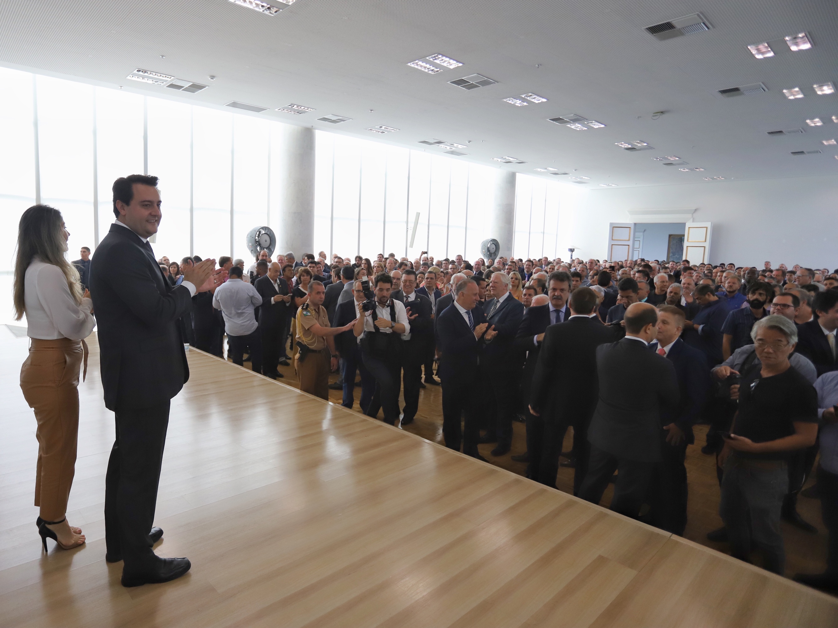 O governador Carlos Massa Ratinho Junior deu posse, em cerimônia no Palácio Iguaçu, ao secretário de Estado do Desenvolvimento Sustentável e Turismo, Marcio Nunes, e aos presidentes das autarquias vinculadas à pasta. Foram empossados os presidentes do Instituto Água e Terra, Everton Souza; do Simepar, Eduardo Alvin; da Paraná Desenvolvimento, Eduardo Bekin; e da Paraná Turismo, João Jacob Mehl. - Curitiba, 12/02/2019 - Foto: José Fernando Ogura/ANPr
