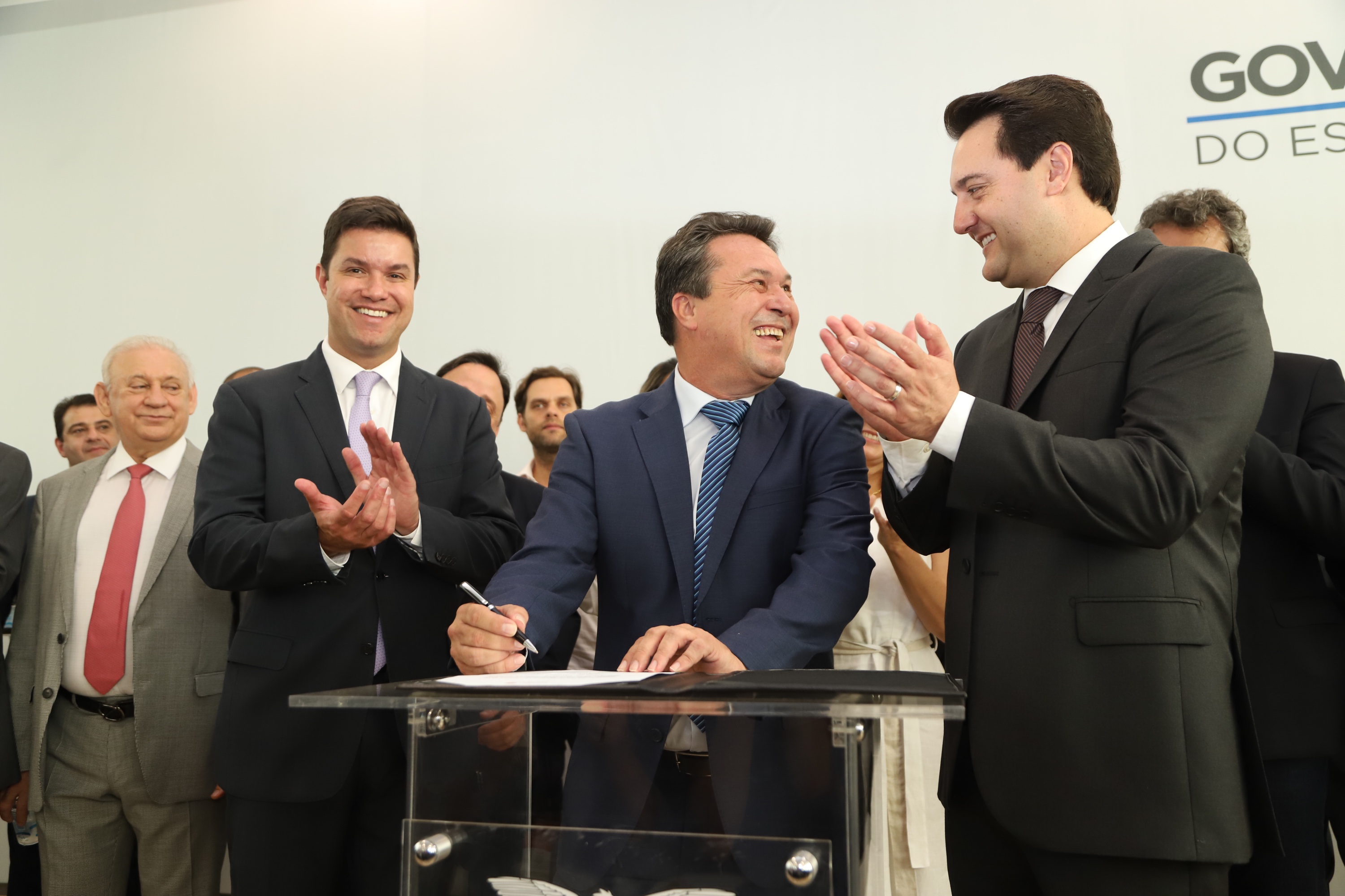 O governador Carlos Massa Ratinho Junior deu posse, em cerimônia no Palácio Iguaçu, ao secretário de Estado do Desenvolvimento Sustentável e Turismo, Marcio Nunes, e aos presidentes das autarquias vinculadas à pasta. Foram empossados os presidentes do Instituto Água e Terra, Everton Souza; do Simepar, Eduardo Alvin; da Paraná Desenvolvimento, Eduardo Bekin; e da Paraná Turismo, João Jacob Mehl. - Curitiba, 12/02/2019 - Foto: José Fernando Ogura/ANPr